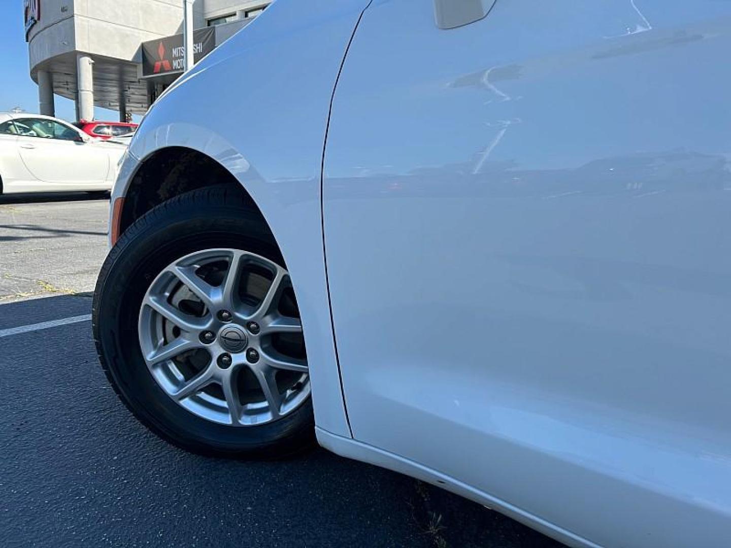 2022 WHITE Chrysler Pacifica (2C4RC1BG5NR) with an V6 3.6 Liter engine, Automatic 9-Spd transmission, located at 412 Auto Vista Drive, Palmdale, 93551, (661) 945-0620, 34.592636, -118.136681 - Photo#14