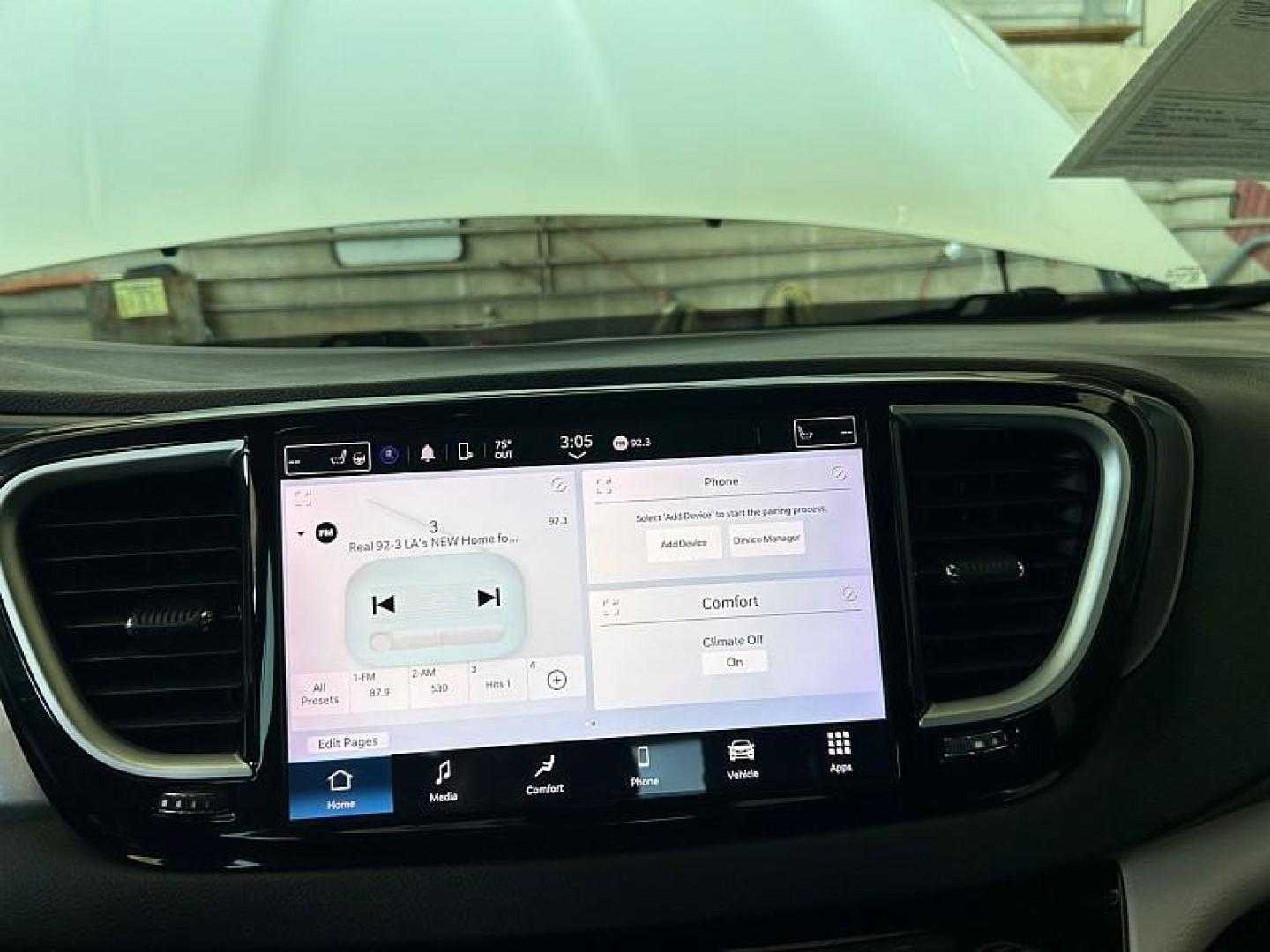 2022 WHITE Chrysler Pacifica (2C4RC1BG5NR) with an V6 3.6 Liter engine, Automatic 9-Spd transmission, located at 412 Auto Vista Drive, Palmdale, 93551, (661) 945-0620, 34.592636, -118.136681 - Photo#21