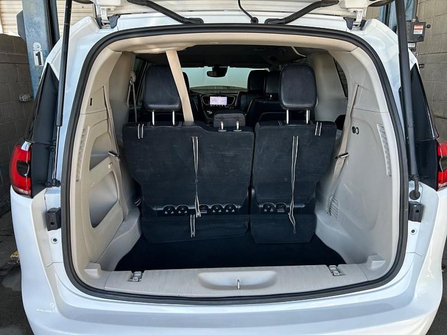 2022 WHITE Chrysler Pacifica (2C4RC1BG5NR) with an V6 3.6 Liter engine, Automatic 9-Spd transmission, located at 412 Auto Vista Drive, Palmdale, 93551, (661) 945-0620, 34.592636, -118.136681 - Photo#26