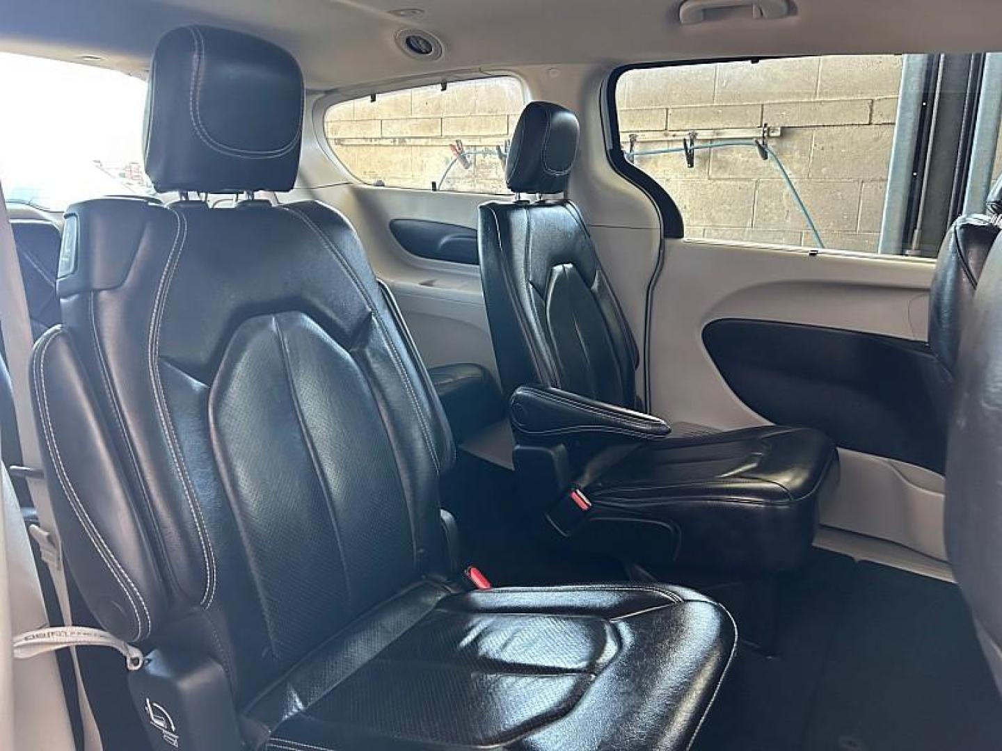 2022 WHITE Chrysler Pacifica (2C4RC1BG5NR) with an V6 3.6 Liter engine, Automatic 9-Spd transmission, located at 412 Auto Vista Drive, Palmdale, 93551, (661) 945-0620, 34.592636, -118.136681 - Photo#28