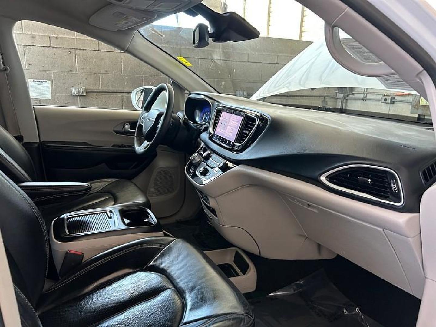 2022 WHITE Chrysler Pacifica (2C4RC1BG5NR) with an V6 3.6 Liter engine, Automatic 9-Spd transmission, located at 412 Auto Vista Drive, Palmdale, 93551, (661) 945-0620, 34.592636, -118.136681 - Photo#30