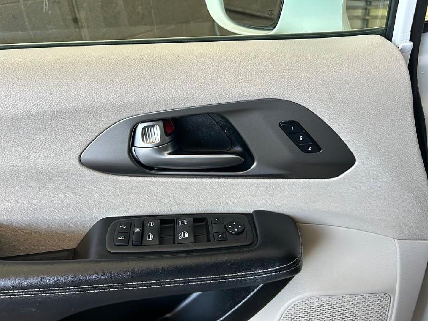 2022 WHITE Chrysler Pacifica (2C4RC1BG5NR) with an V6 3.6 Liter engine, Automatic 9-Spd transmission, located at 412 Auto Vista Drive, Palmdale, 93551, (661) 945-0620, 34.592636, -118.136681 - Photo#32