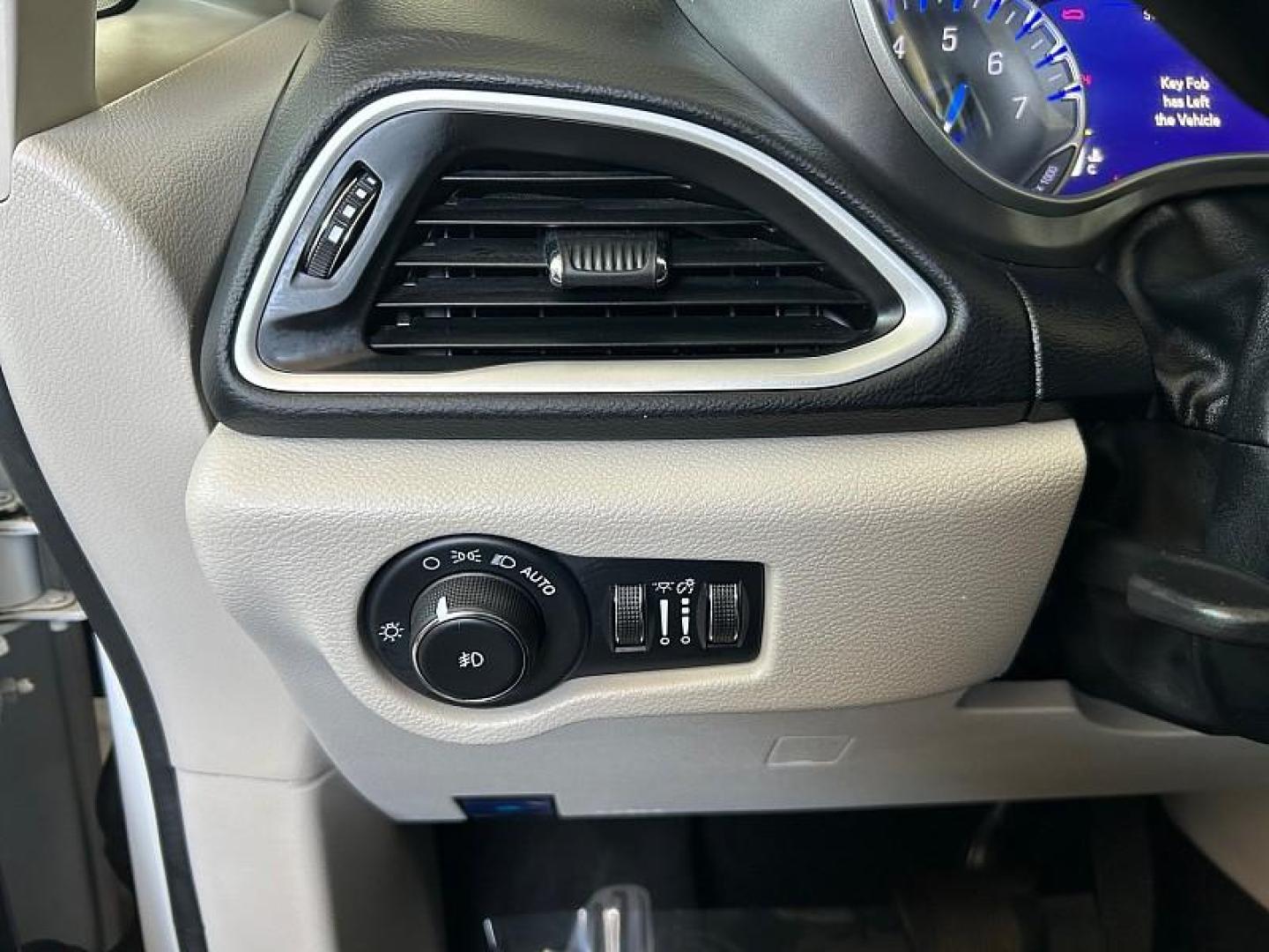 2022 WHITE Chrysler Pacifica (2C4RC1BG5NR) with an V6 3.6 Liter engine, Automatic 9-Spd transmission, located at 412 Auto Vista Drive, Palmdale, 93551, (661) 945-0620, 34.592636, -118.136681 - Photo#34