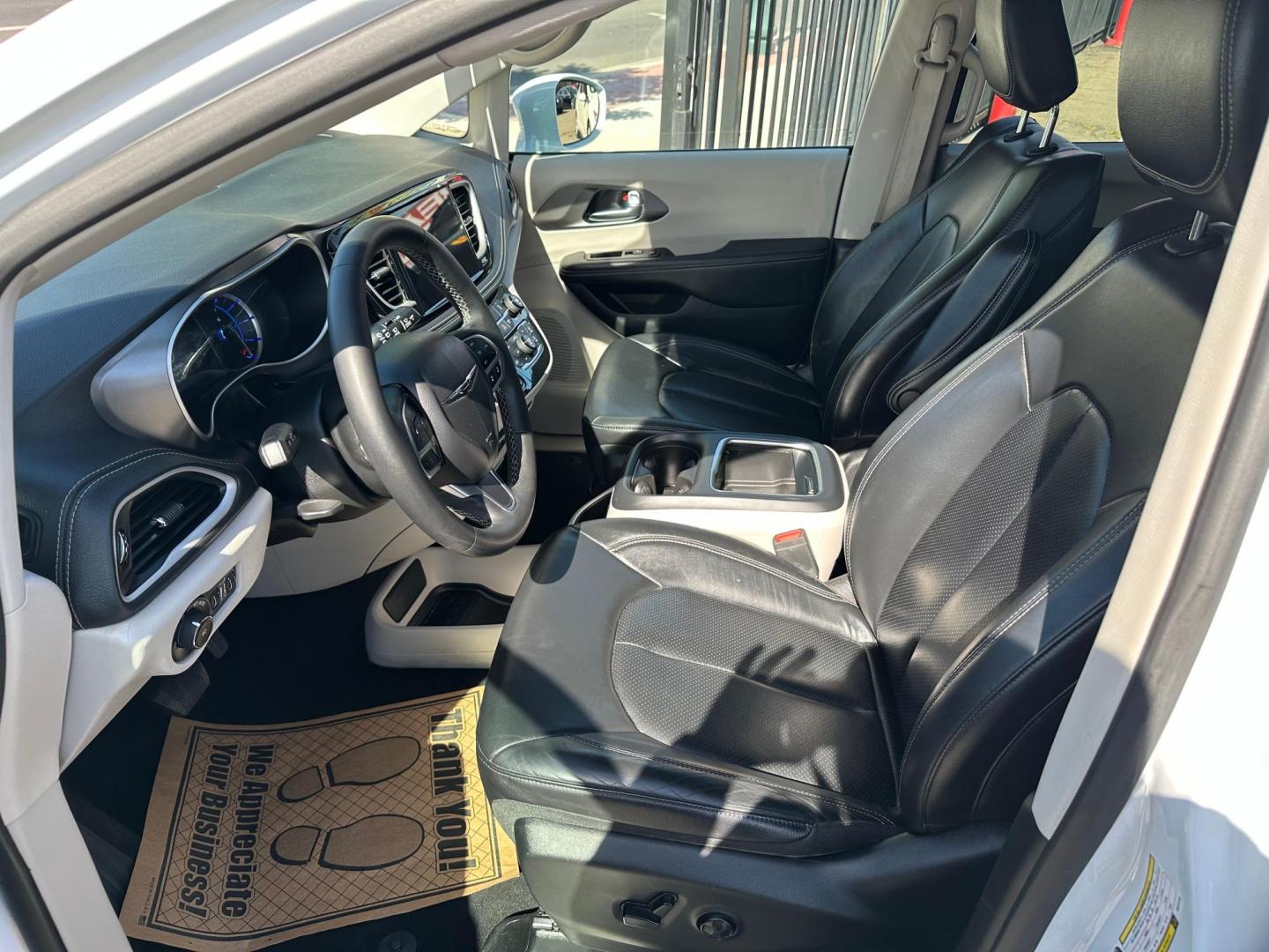 2022 Chrysler Pacifica Hybrid Touring L (2C4RC1L74NR) with an 3.6L V6 DOHC 24V HYBRID engine, CVT transmission, located at 744 E Miner Ave, Stockton, CA, 95202, (209) 944-5770, 37.956863, -121.282082 - Photo#10