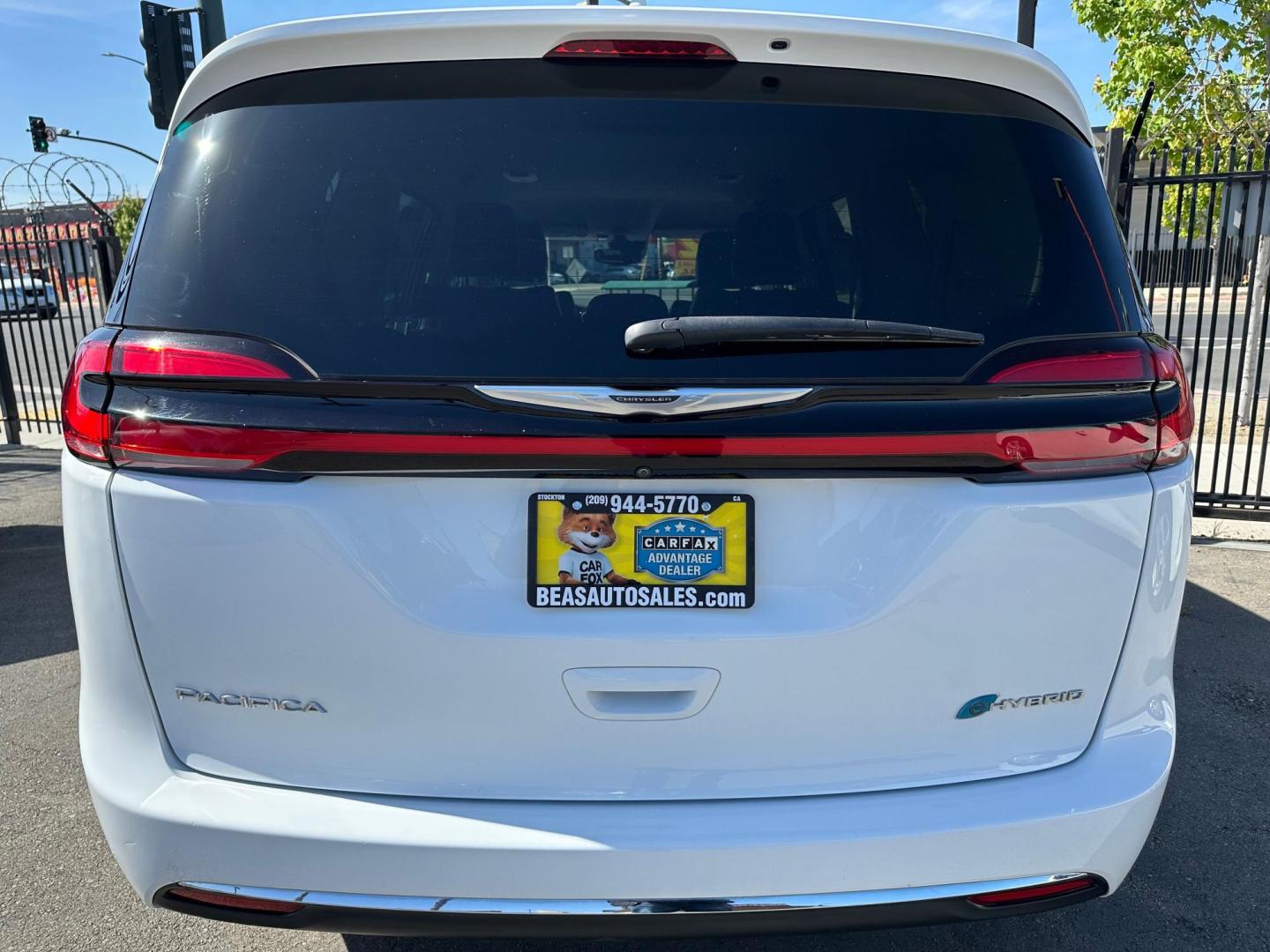 2022 Chrysler Pacifica Hybrid Touring L (2C4RC1L74NR) with an 3.6L V6 DOHC 24V HYBRID engine, CVT transmission, located at 744 E Miner Ave, Stockton, CA, 95202, (209) 944-5770, 37.956863, -121.282082 - Photo#7