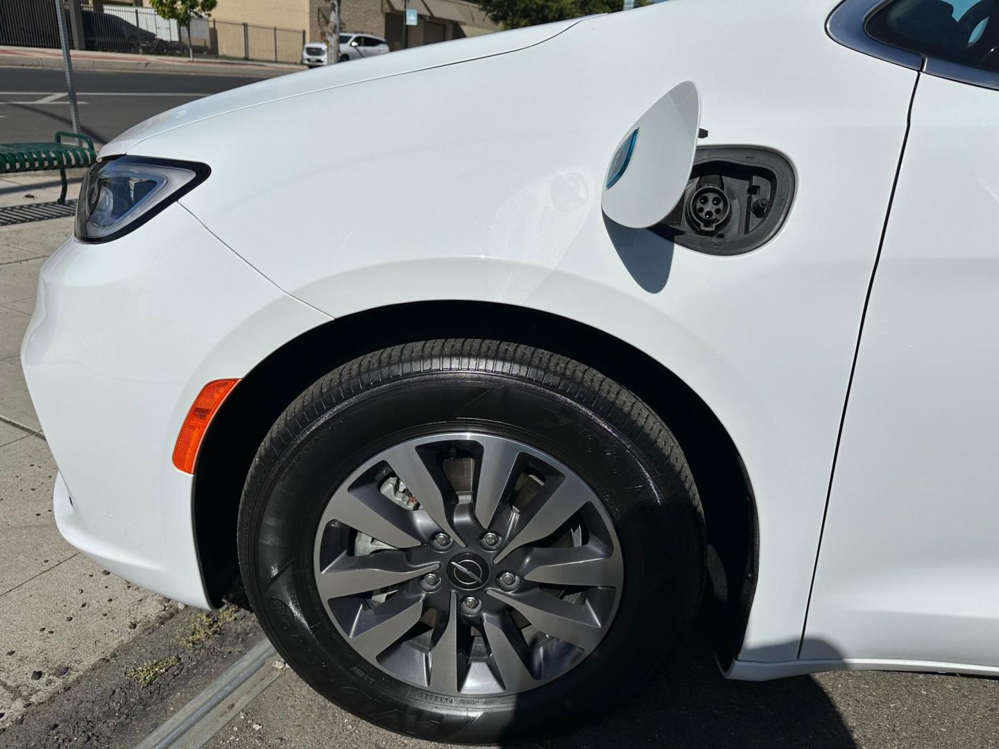 2022 Chrysler Pacifica Hybrid Touring L (2C4RC1L74NR) with an 3.6L V6 DOHC 24V HYBRID engine, CVT transmission, located at 744 E Miner Ave, Stockton, CA, 95202, (209) 944-5770, 37.956863, -121.282082 - Photo#5