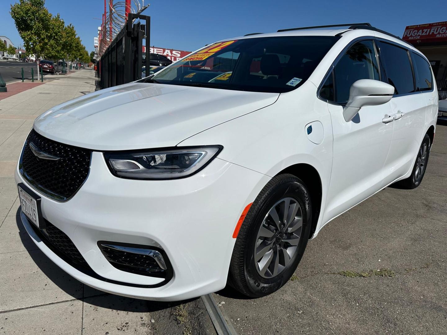2022 Chrysler Pacifica Hybrid Touring L (2C4RC1L74NR) with an 3.6L V6 DOHC 24V HYBRID engine, CVT transmission, located at 744 E Miner Ave, Stockton, CA, 95202, (209) 944-5770, 37.956863, -121.282082 - Photo#3