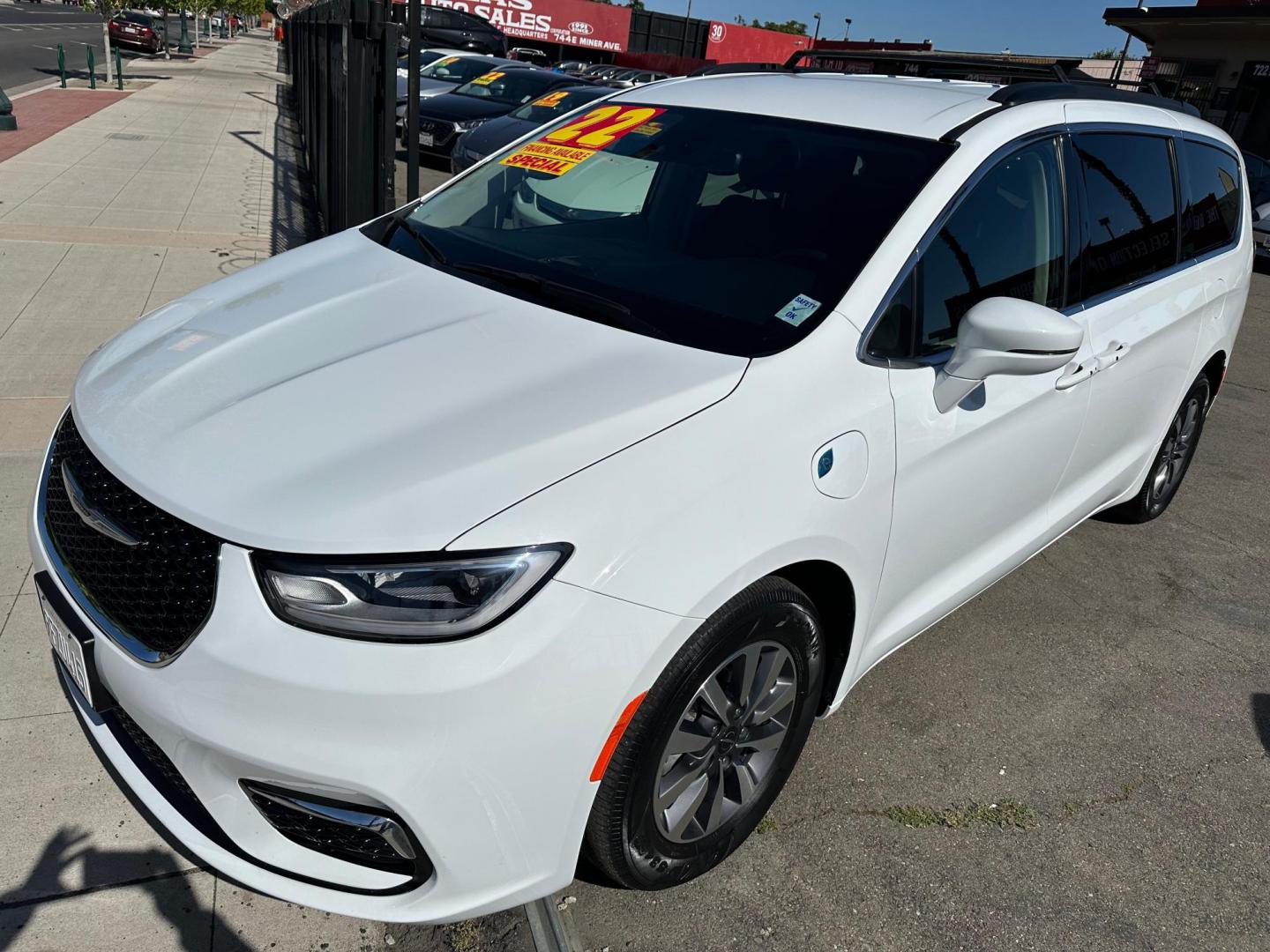 2022 Chrysler Pacifica Hybrid Touring L (2C4RC1L74NR) with an 3.6L V6 DOHC 24V HYBRID engine, CVT transmission, located at 744 E Miner Ave, Stockton, CA, 95202, (209) 944-5770, 37.956863, -121.282082 - Photo#4