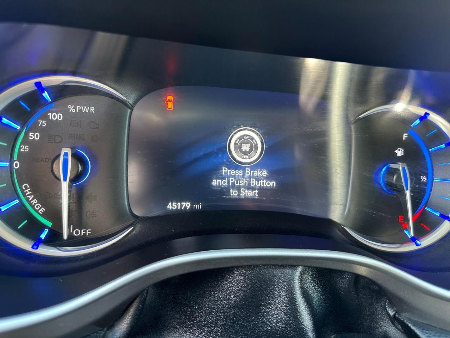 2022 Chrysler Pacifica Hybrid Touring L (2C4RC1L74NR) with an 3.6L V6 DOHC 24V HYBRID engine, CVT transmission, located at 744 E Miner Ave, Stockton, CA, 95202, (209) 944-5770, 37.956863, -121.282082 - Photo#14
