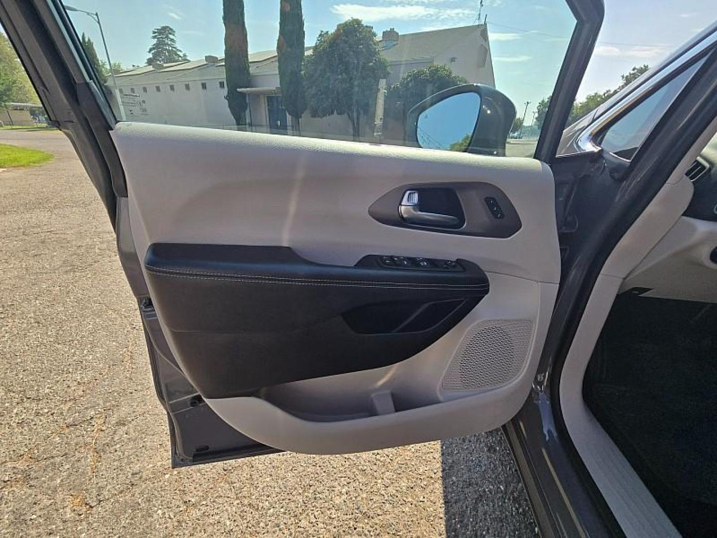 2022 GRAY Chrysler Pacifica (2C4RC1BG1NR) with an V6 3.6 Liter engine, Automatic 9-Spd transmission, located at 246 E Walker St., Orland, 95963, (530) 865-5800, 39.747589, -122.178398 - Photo#12