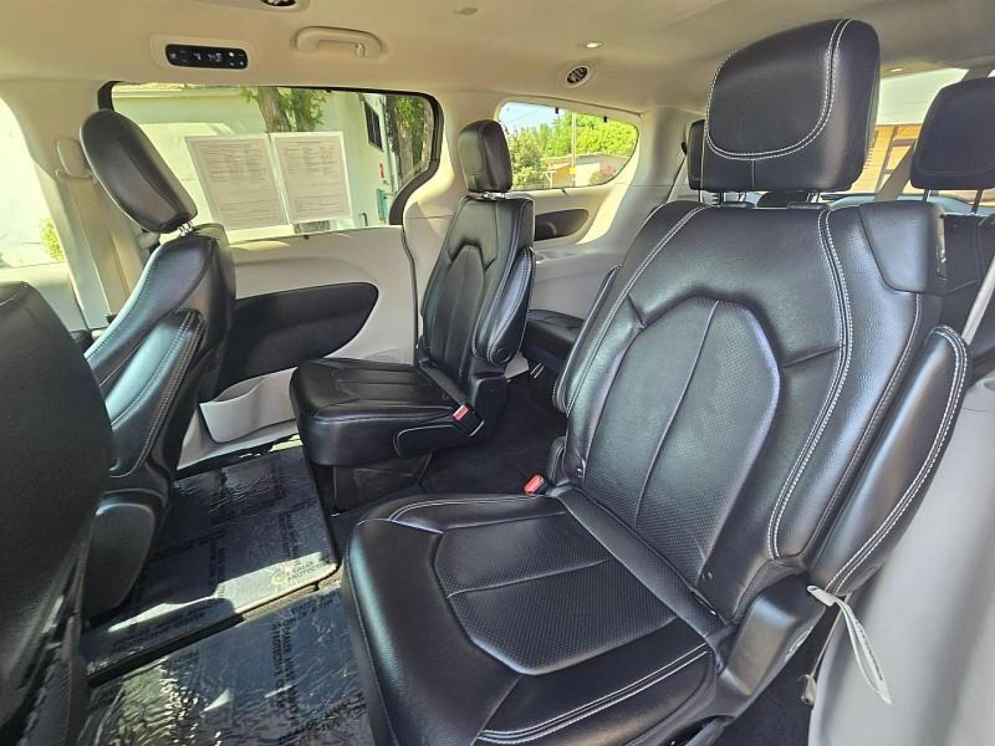 2022 GRAY Chrysler Pacifica (2C4RC1BG1NR) with an V6 3.6 Liter engine, Automatic 9-Spd transmission, located at 246 E Walker St., Orland, 95963, (530) 865-5800, 39.747589, -122.178398 - Photo#13