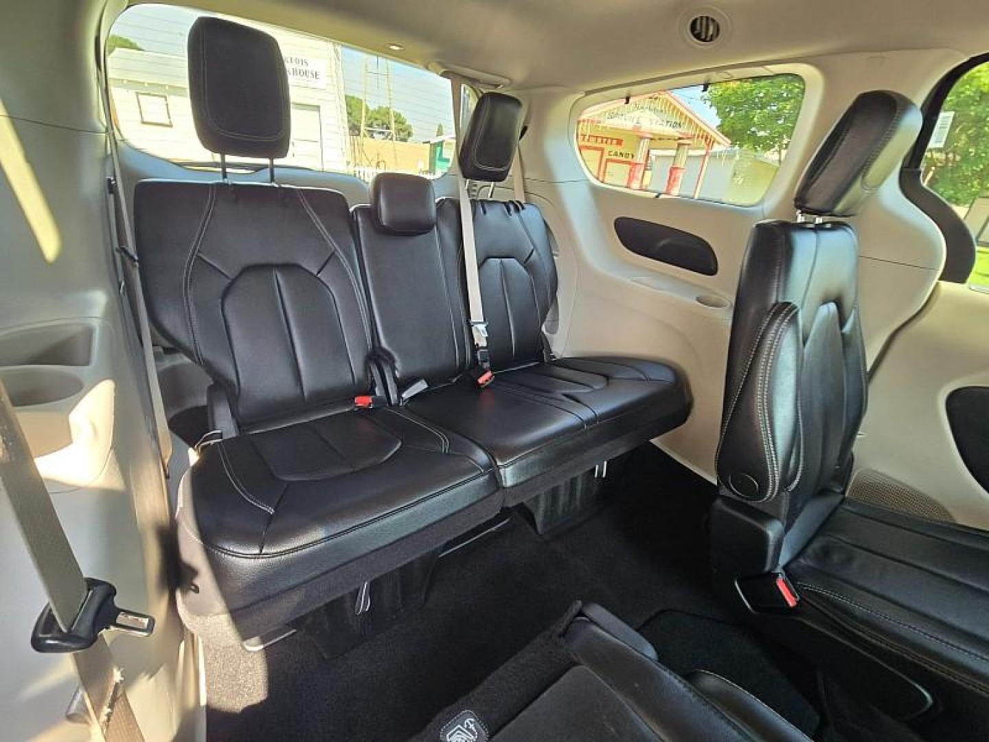 2022 GRAY Chrysler Pacifica (2C4RC1BG1NR) with an V6 3.6 Liter engine, Automatic 9-Spd transmission, located at 246 E Walker St., Orland, 95963, (530) 865-5800, 39.747589, -122.178398 - Photo#16
