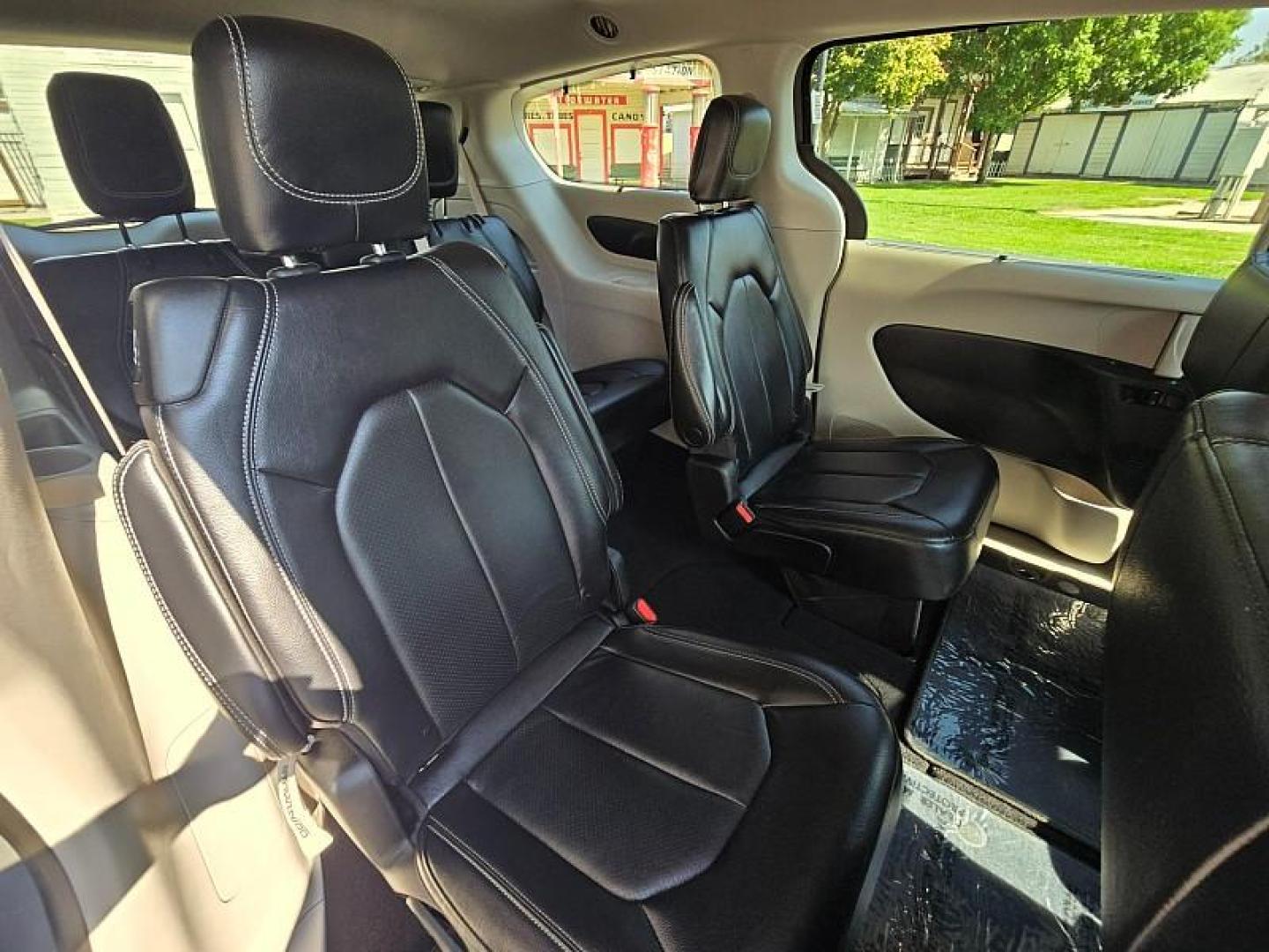 2022 GRAY Chrysler Pacifica (2C4RC1BG1NR) with an V6 3.6 Liter engine, Automatic 9-Spd transmission, located at 246 E Walker St., Orland, 95963, (530) 865-5800, 39.747589, -122.178398 - Photo#17