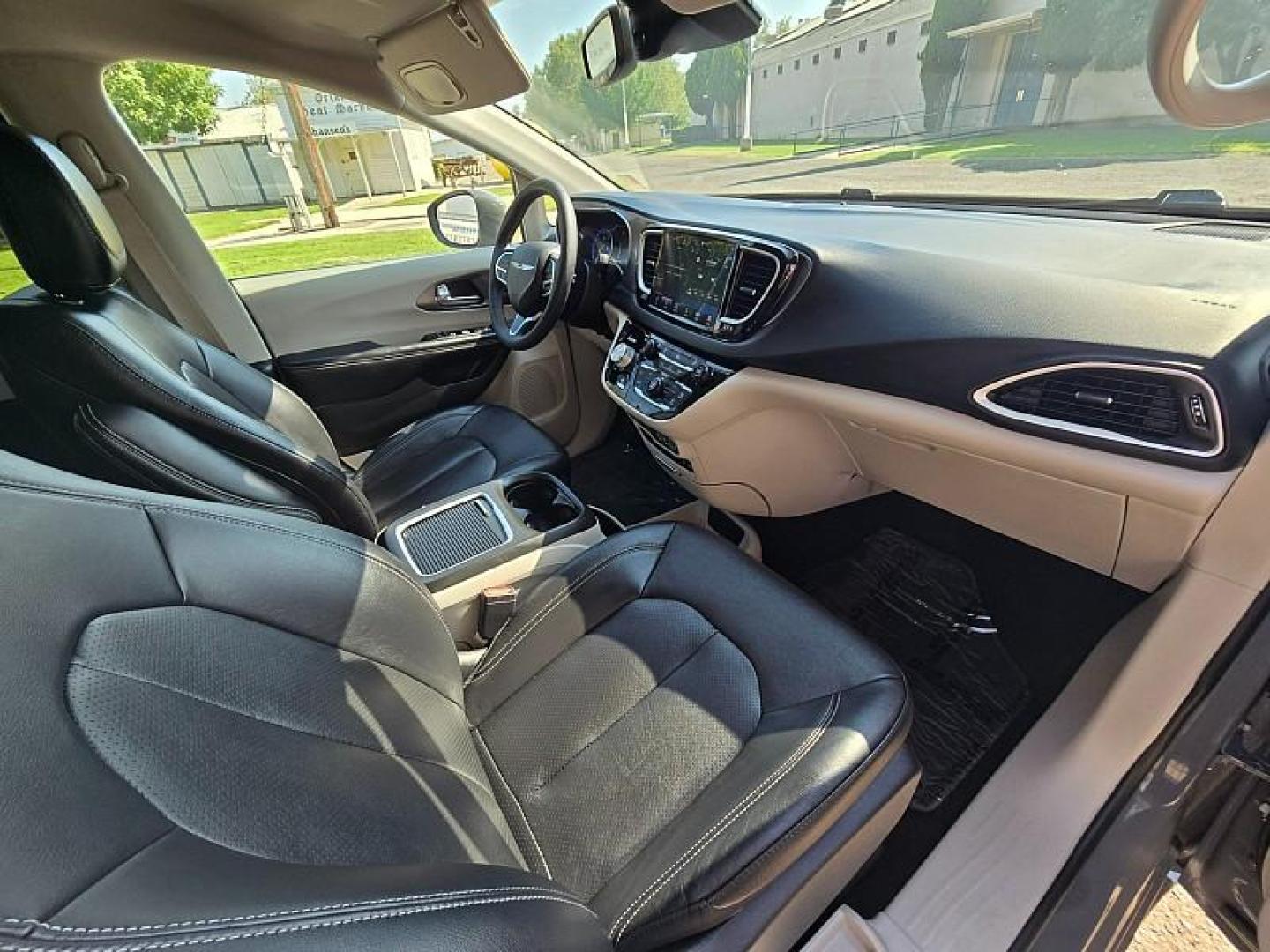 2022 GRAY Chrysler Pacifica (2C4RC1BG1NR) with an V6 3.6 Liter engine, Automatic 9-Spd transmission, located at 246 E Walker St., Orland, 95963, (530) 865-5800, 39.747589, -122.178398 - Photo#18