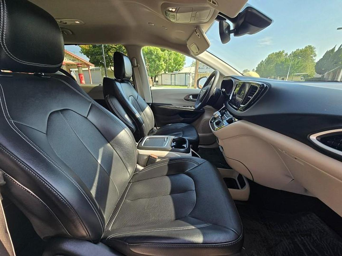 2022 GRAY Chrysler Pacifica (2C4RC1BG1NR) with an V6 3.6 Liter engine, Automatic 9-Spd transmission, located at 246 E Walker St., Orland, 95963, (530) 865-5800, 39.747589, -122.178398 - Photo#19