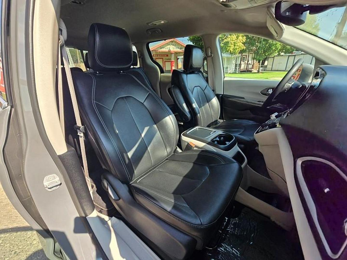 2022 GRAY Chrysler Pacifica (2C4RC1BG1NR) with an V6 3.6 Liter engine, Automatic 9-Spd transmission, located at 246 E Walker St., Orland, 95963, (530) 865-5800, 39.747589, -122.178398 - Photo#20