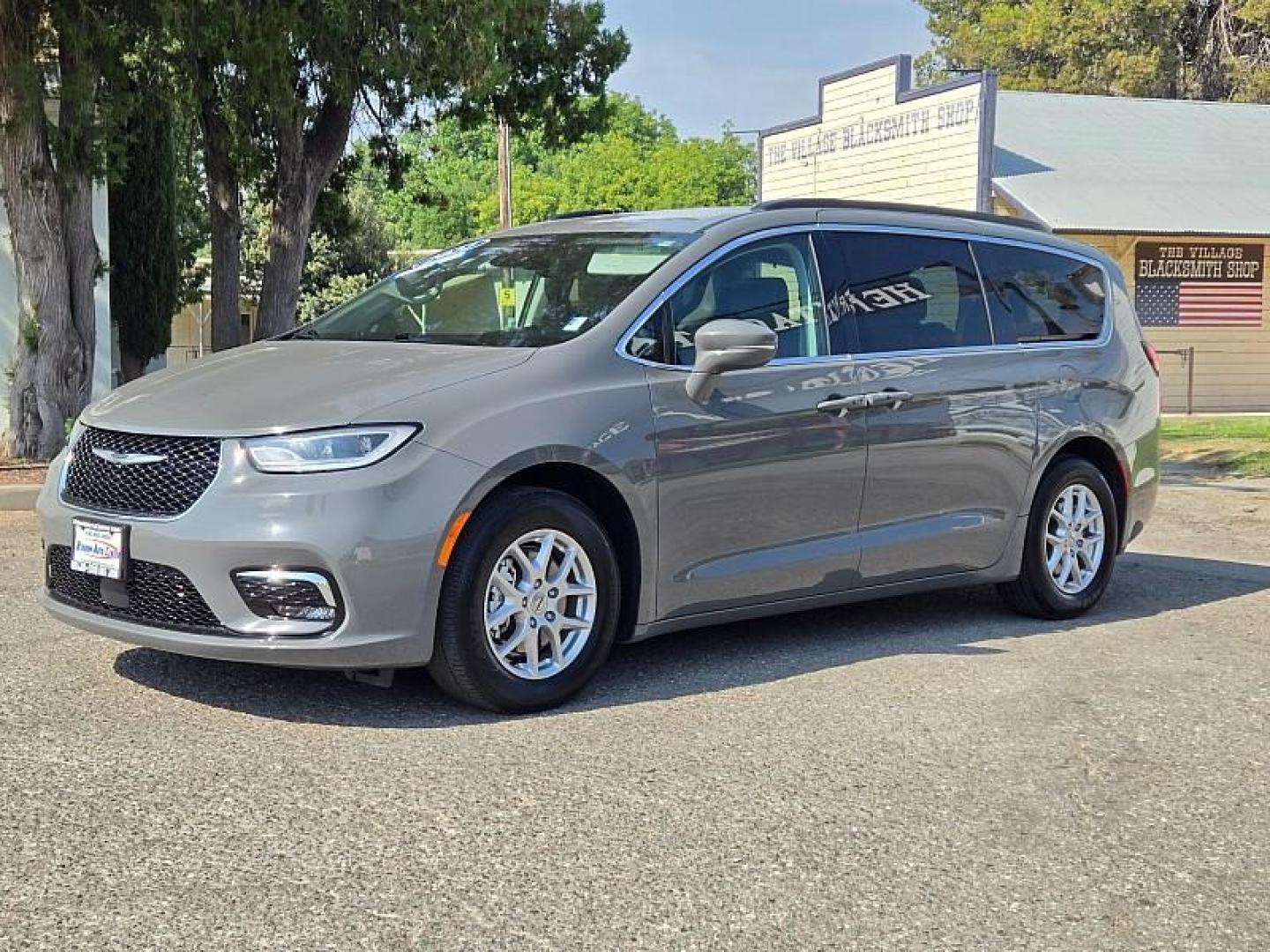 2022 GRAY Chrysler Pacifica (2C4RC1BG1NR) with an V6 3.6 Liter engine, Automatic 9-Spd transmission, located at 246 E Walker St., Orland, 95963, (530) 865-5800, 39.747589, -122.178398 - Photo#3
