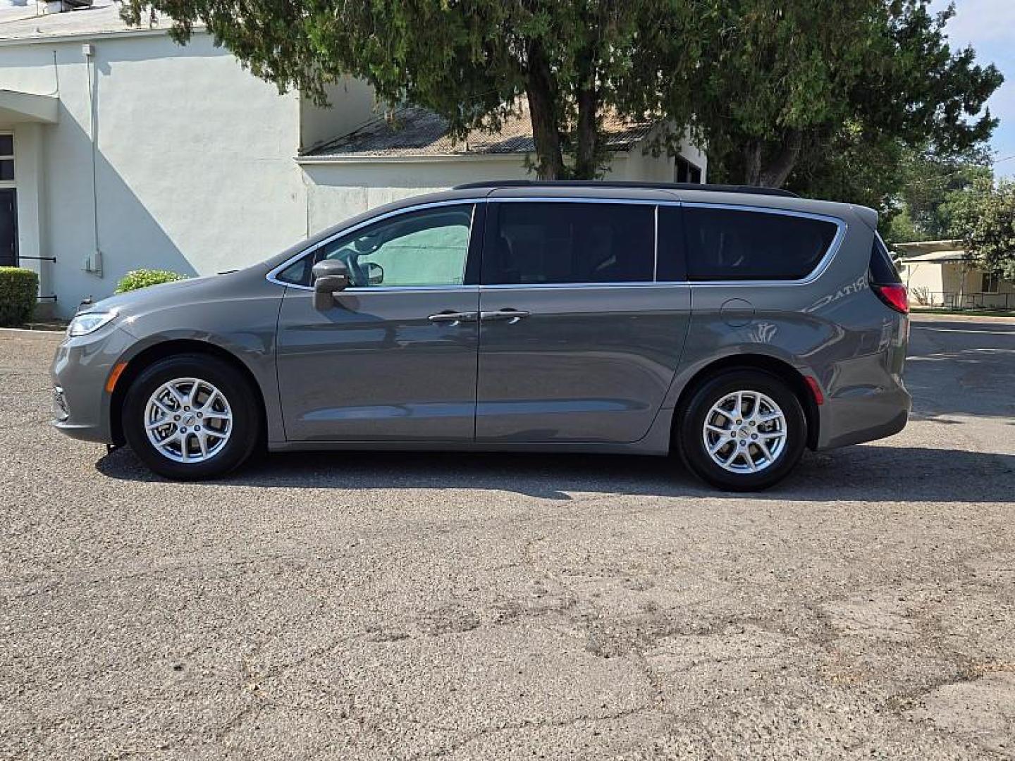 2022 GRAY Chrysler Pacifica (2C4RC1BG1NR) with an V6 3.6 Liter engine, Automatic 9-Spd transmission, located at 246 E Walker St., Orland, 95963, (530) 865-5800, 39.747589, -122.178398 - Photo#4