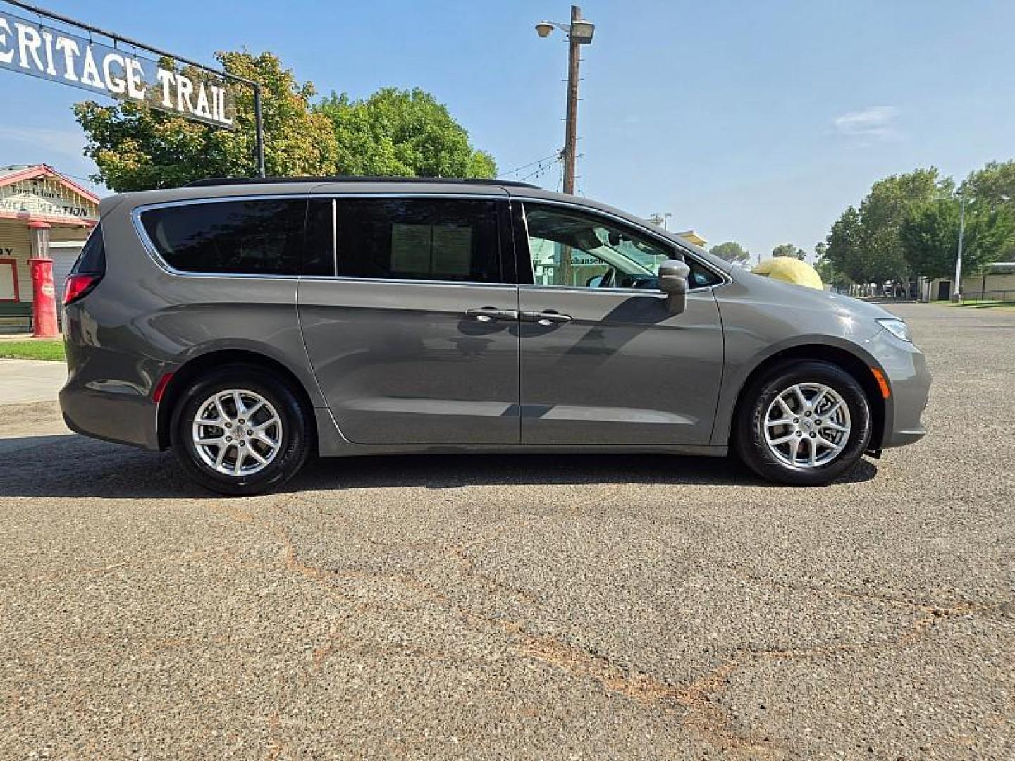 2022 GRAY Chrysler Pacifica (2C4RC1BG1NR) with an V6 3.6 Liter engine, Automatic 9-Spd transmission, located at 246 E Walker St., Orland, 95963, (530) 865-5800, 39.747589, -122.178398 - Photo#8