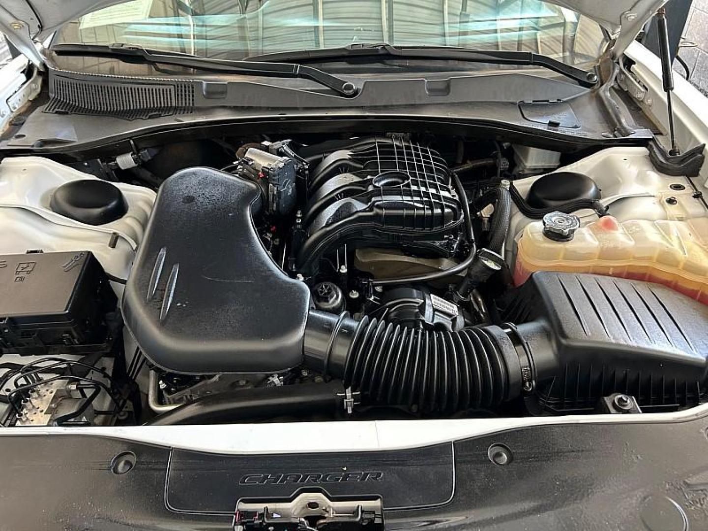 2022 WHITE Dodge Charger (2C3CDXBG9NH) with an V6 3.6 Liter engine, Automatic 8-Spd w/AutoStick transmission, located at 412 Auto Vista Drive, Palmdale, 93551, (661) 945-0620, 34.592636, -118.136681 - Photo#1