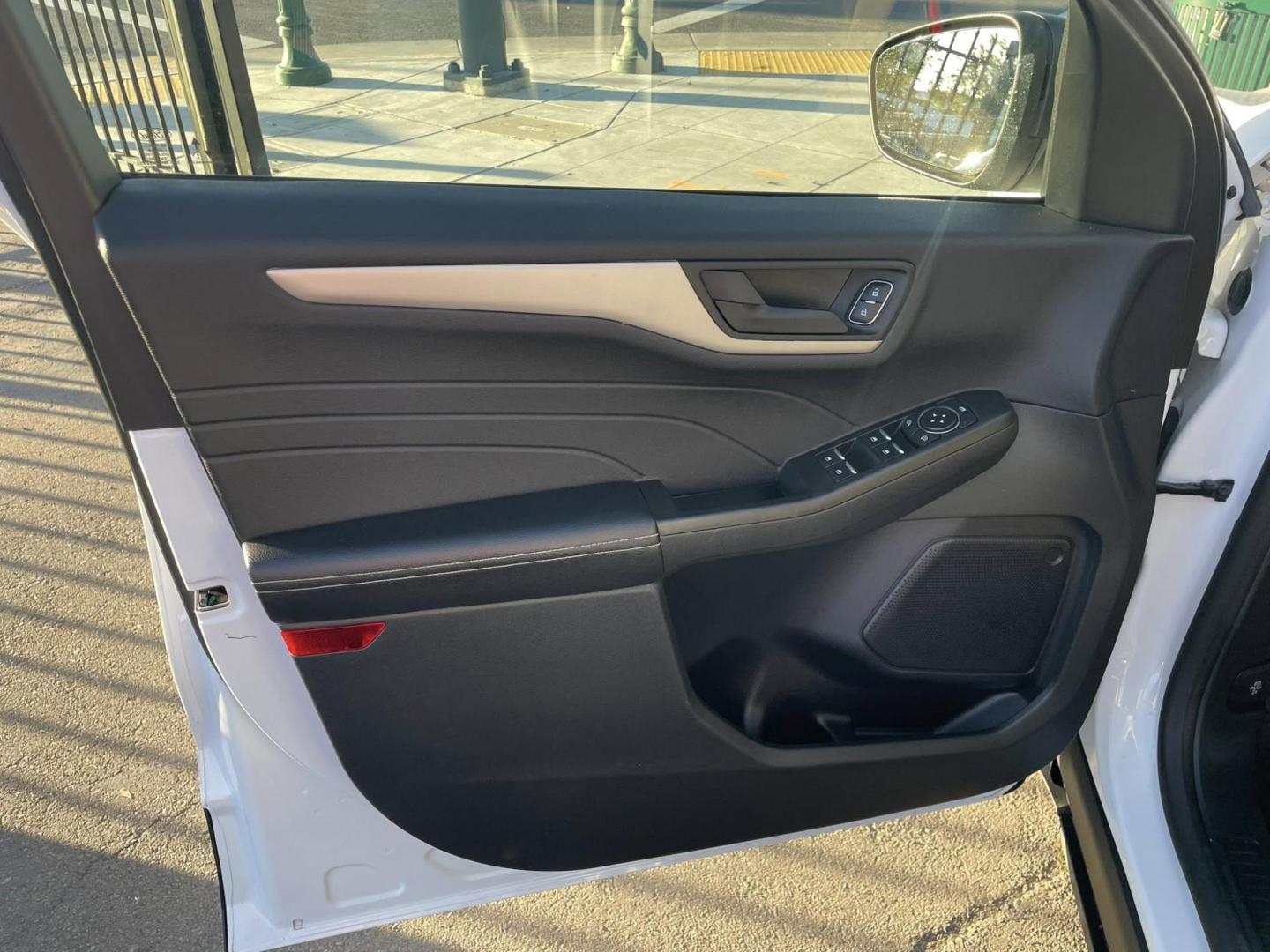 2022 Ford Escape Plug-in Hybrid SE (1FMCU0EZ3NU) with an 2.5L L4 DOHC 16V HYBRID engine, 6A transmission, located at 744 E Miner Ave, Stockton, CA, 95202, (209) 944-5770, 37.956863, -121.282082 - PLUS TAXES AND FEES - Photo#3