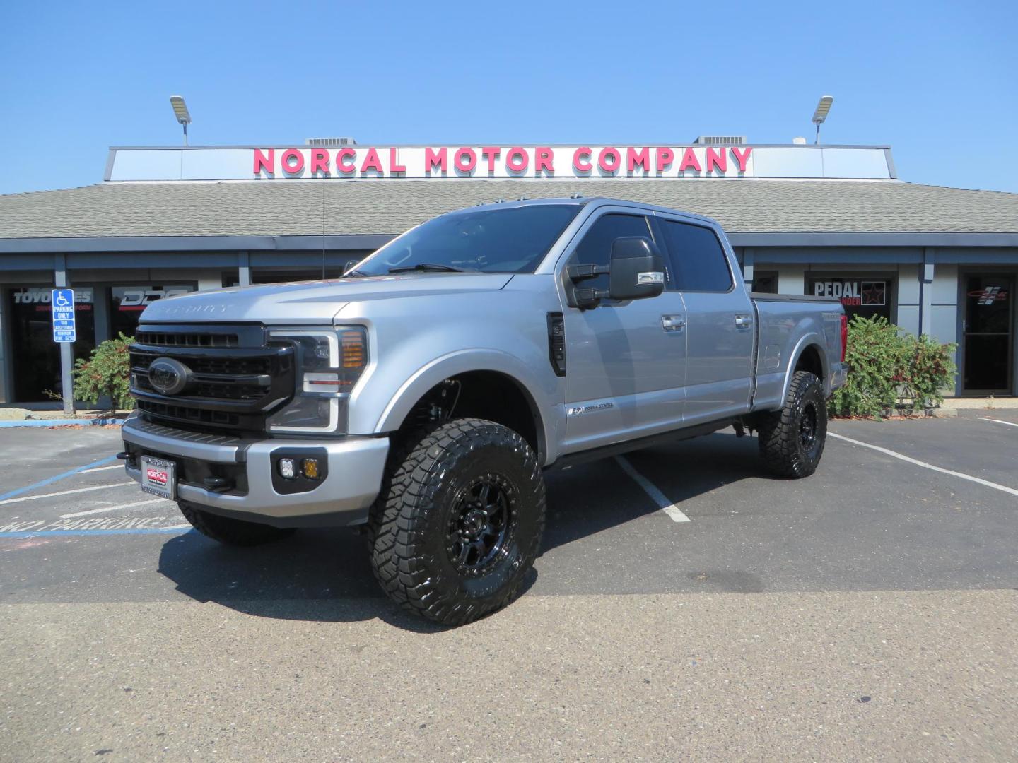 2022 SILVER /BLACK Ford F-250 SD Lariat Crew Cab 4WD (1FT8W2BT6NE) with an 6.7L V8 OHV 16V DIESEL engine, 6A transmission, located at 2630 Grass Valley Highway, Auburn, CA, 95603, (530) 508-5100, 38.937893, -121.095482 - Dont miss this F-250 sitting on a Carli Back Country suspension system, Fox remote reservoir shocks, Radius arms, Deaver rear springs, Torsion sway bar, upper and lower stabilizers, 37" Toyo RT Trail tires, 17" Innov8 G500 wheels, Baja Designs Fog light kit, Diamondback bedcover, Bed Molle panels, - Photo#0