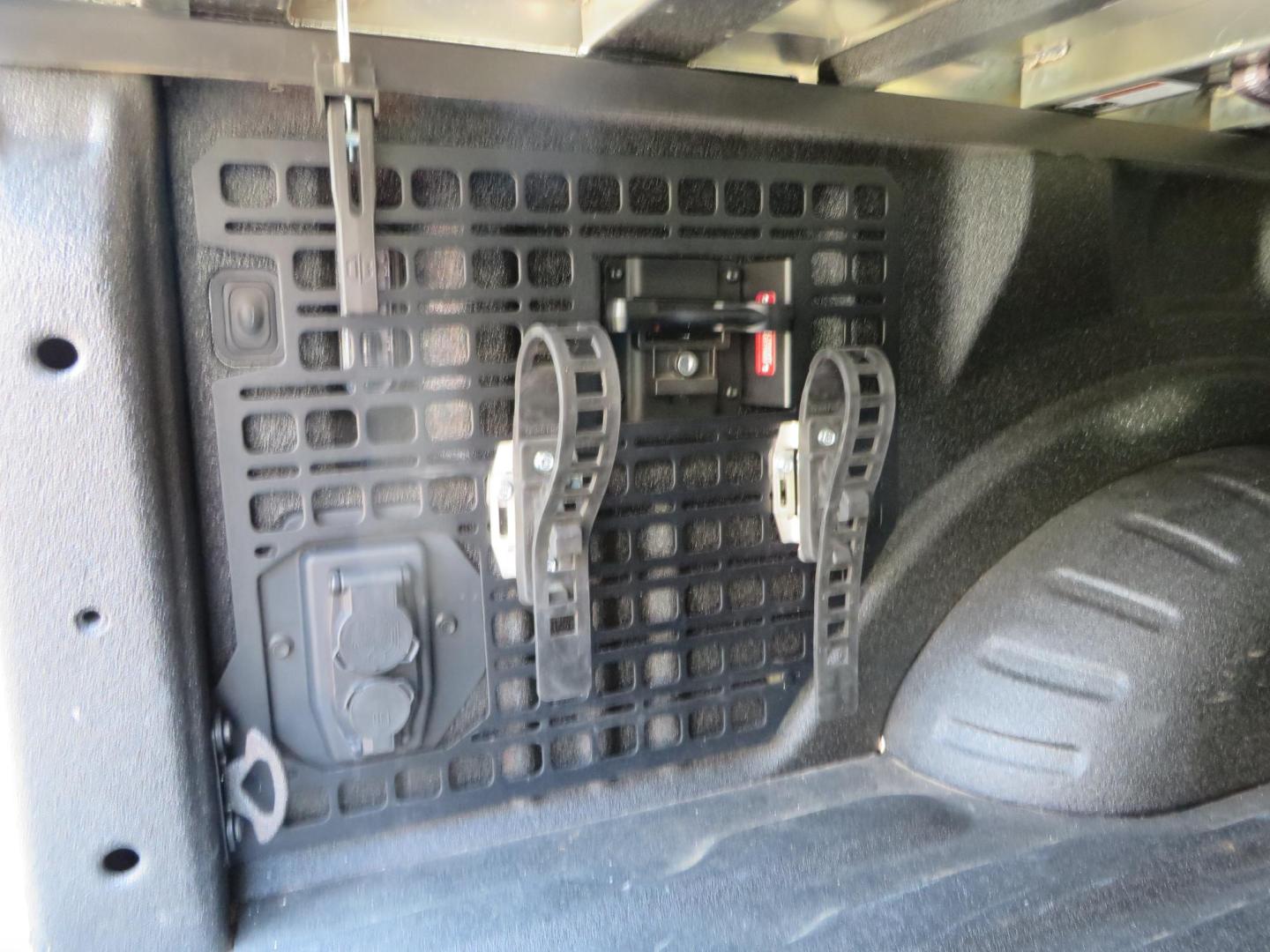 2022 SILVER /BLACK Ford F-250 SD Lariat Crew Cab 4WD (1FT8W2BT6NE) with an 6.7L V8 OHV 16V DIESEL engine, 6A transmission, located at 2630 Grass Valley Highway, Auburn, CA, 95603, (530) 508-5100, 38.937893, -121.095482 - Dont miss this F-250 sitting on a Carli Back Country suspension system, Fox remote reservoir shocks, Radius arms, Deaver rear springs, Torsion sway bar, upper and lower stabilizers, 37" Toyo RT Trail tires, 17" Innov8 G500 wheels, Baja Designs Fog light kit, Diamondback bedcover, Bed Molle panels, - Photo#19