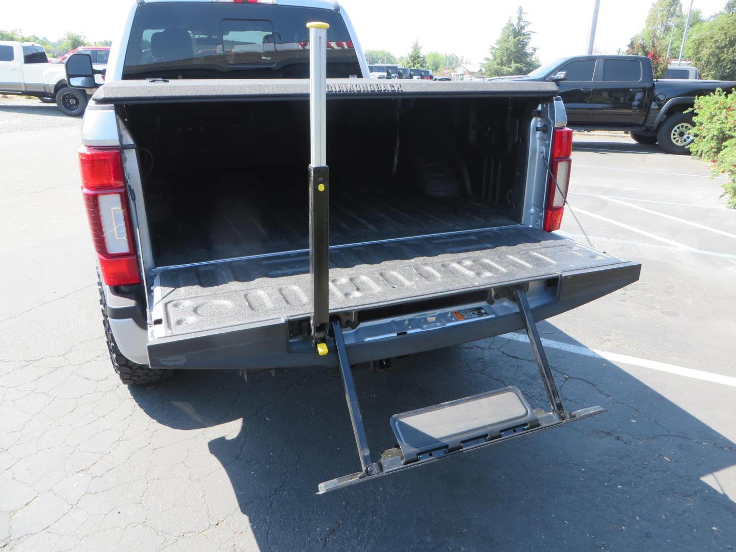 2022 SILVER /BLACK Ford F-250 SD Lariat Crew Cab 4WD (1FT8W2BT6NE) with an 6.7L V8 OHV 16V DIESEL engine, 6A transmission, located at 2630 Grass Valley Highway, Auburn, CA, 95603, (530) 508-5100, 38.937893, -121.095482 - Dont miss this F-250 sitting on a Carli Back Country suspension system, Fox remote reservoir shocks, Radius arms, Deaver rear springs, Torsion sway bar, upper and lower stabilizers, 37" Toyo RT Trail tires, 17" Innov8 G500 wheels, Baja Designs Fog light kit, Diamondback bedcover, Bed Molle panels, - Photo#20