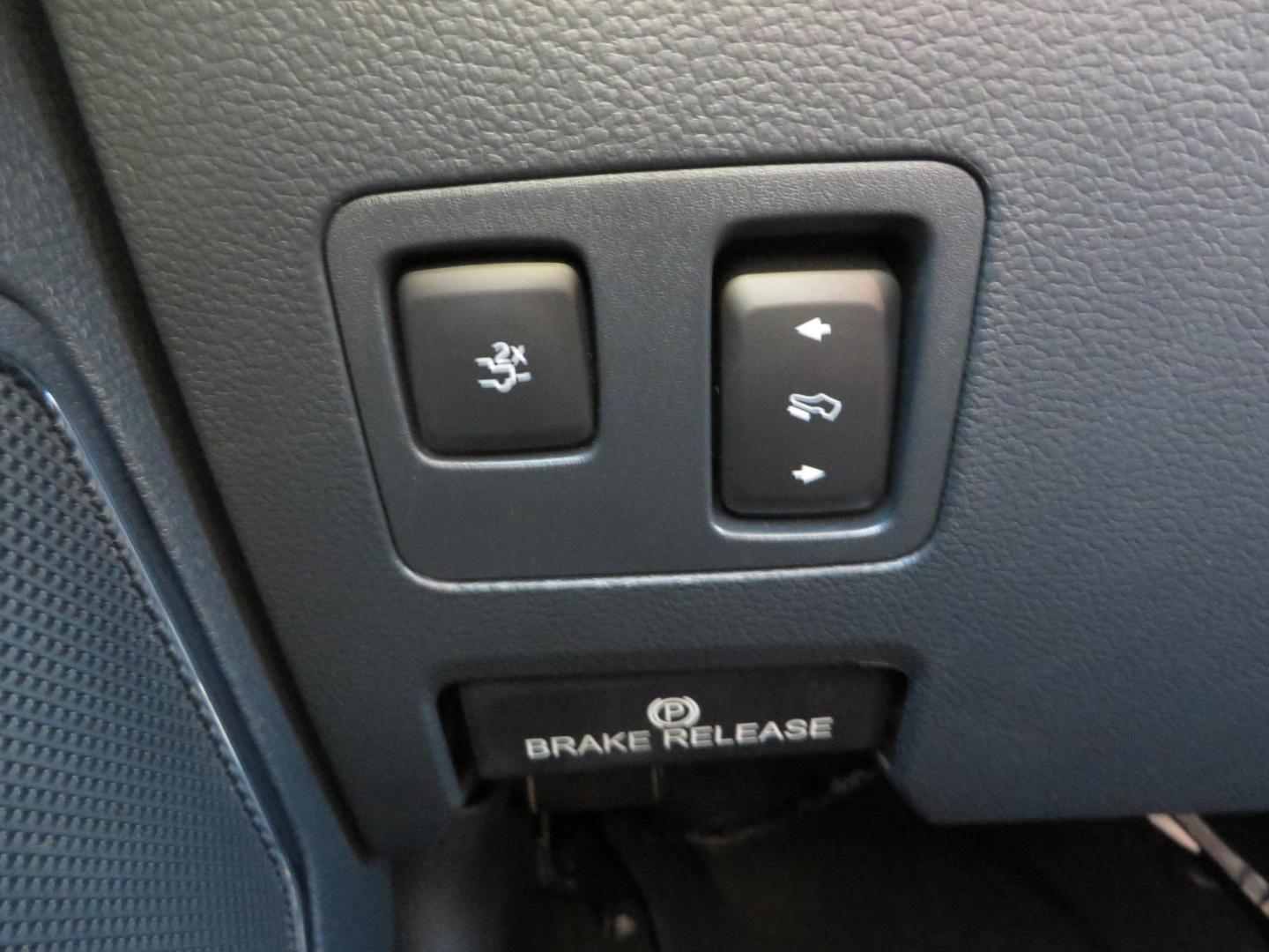 2022 SILVER /BLACK Ford F-250 SD Lariat Crew Cab 4WD (1FT8W2BT6NE) with an 6.7L V8 OHV 16V DIESEL engine, 6A transmission, located at 2630 Grass Valley Highway, Auburn, CA, 95603, (530) 508-5100, 38.937893, -121.095482 - Dont miss this F-250 sitting on a Carli Back Country suspension system, Fox remote reservoir shocks, Radius arms, Deaver rear springs, Torsion sway bar, upper and lower stabilizers, 37" Toyo RT Trail tires, 17" Innov8 G500 wheels, Baja Designs Fog light kit, Diamondback bedcover, Bed Molle panels, - Photo#50