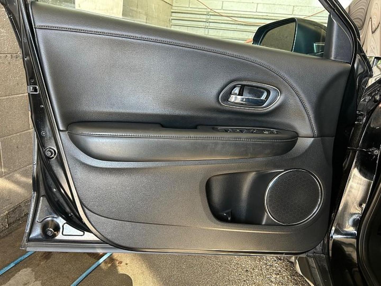 2022 BLACK Honda HR-V (3CZRU5H77NM) with an 4-Cyl i-VTEC 1.8 Liter engine, Automatic CVT w/Sport Mode transmission, located at 412 Auto Vista Drive, Palmdale, 93551, (661) 945-0620, 34.592636, -118.136681 - Photo#20