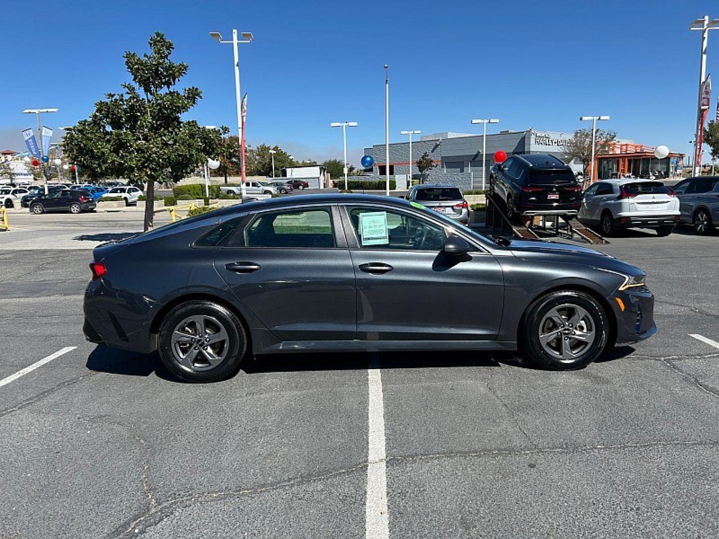 2022 GRAY Kia K5 (5XXG14J25NG) with an 4-Cyl Turbo 1.6 Liter engine, Automatic 8-Spd transmission, located at 412 Auto Vista Drive, Palmdale, 93551, (661) 945-0620, 34.592636, -118.136681- Photo#3
