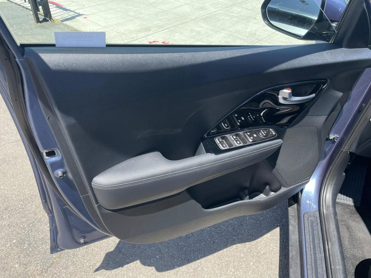 2022 Kia Niro Plug In Hybrid EX (KNDCD3LD5N5) , 6A transmission, located at 744 E Miner Ave, Stockton, CA, 95202, (209) 944-5770, 37.956863, -121.282082 - PLUS TAXES AND FEES NO CHARGER AVAILABLE - Photo#5