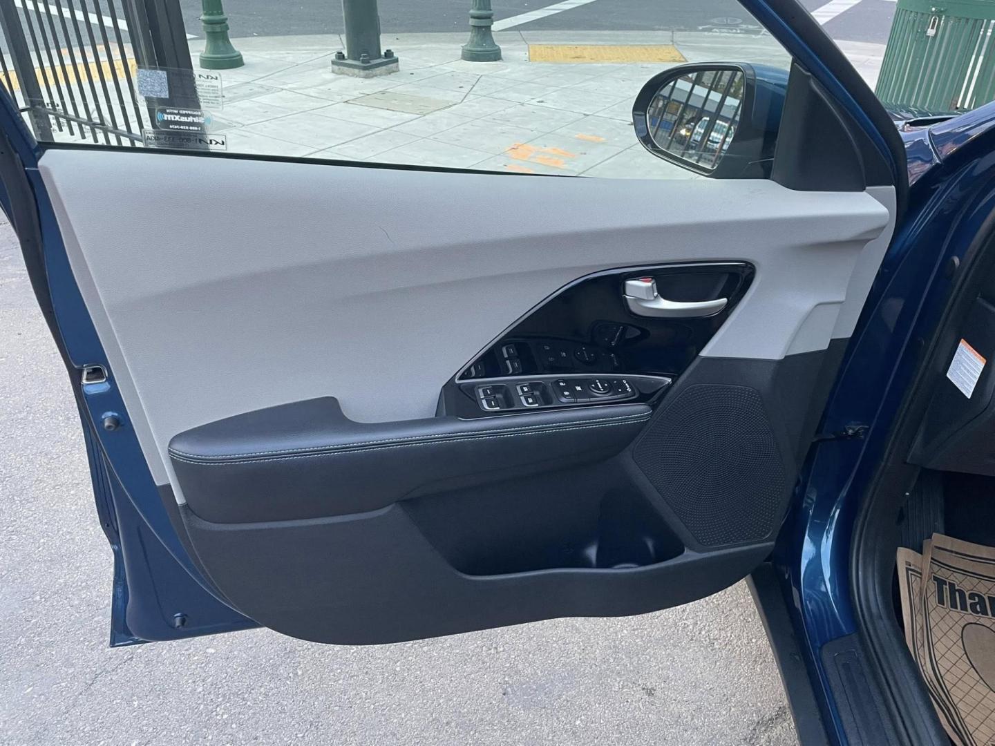 2022 Kia Niro Plug In Hybrid EX (KNDCD3LD6N5) , 6A transmission, located at 744 E Miner Ave, Stockton, CA, 95202, (209) 944-5770, 37.956863, -121.282082 - PLUS TAXES AND FEES NO CHARGER AVAILABLE - Photo#4