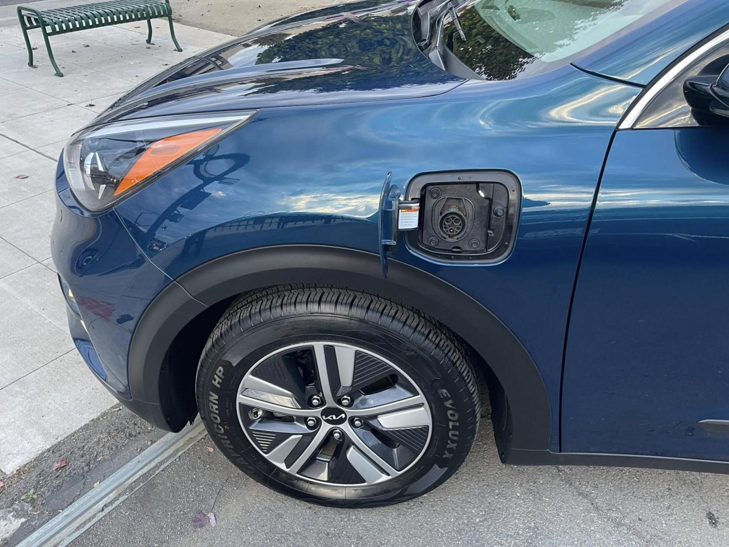 2022 Kia Niro Plug In Hybrid EX (KNDCD3LD6N5) , 6A transmission, located at 744 E Miner Ave, Stockton, CA, 95202, (209) 944-5770, 37.956863, -121.282082 - PLUS TAXES AND FEES NO CHARGER AVAILABLE - Photo#3