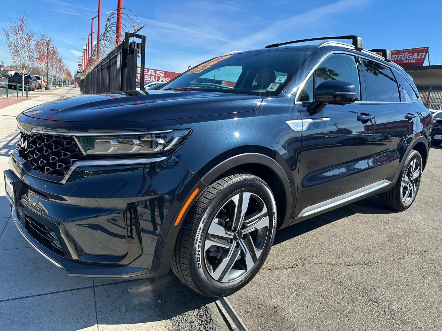 2022 Kia Sorento Plug In Hybrid SX Prestige (KNDRMDLH7N5) with an 1.6L L4 DOHC 16V HYBRID engine, 6A transmission, located at 744 E Miner Ave, Stockton, CA, 95202, (209) 944-5770, 37.956863, -121.282082 - Photo#3