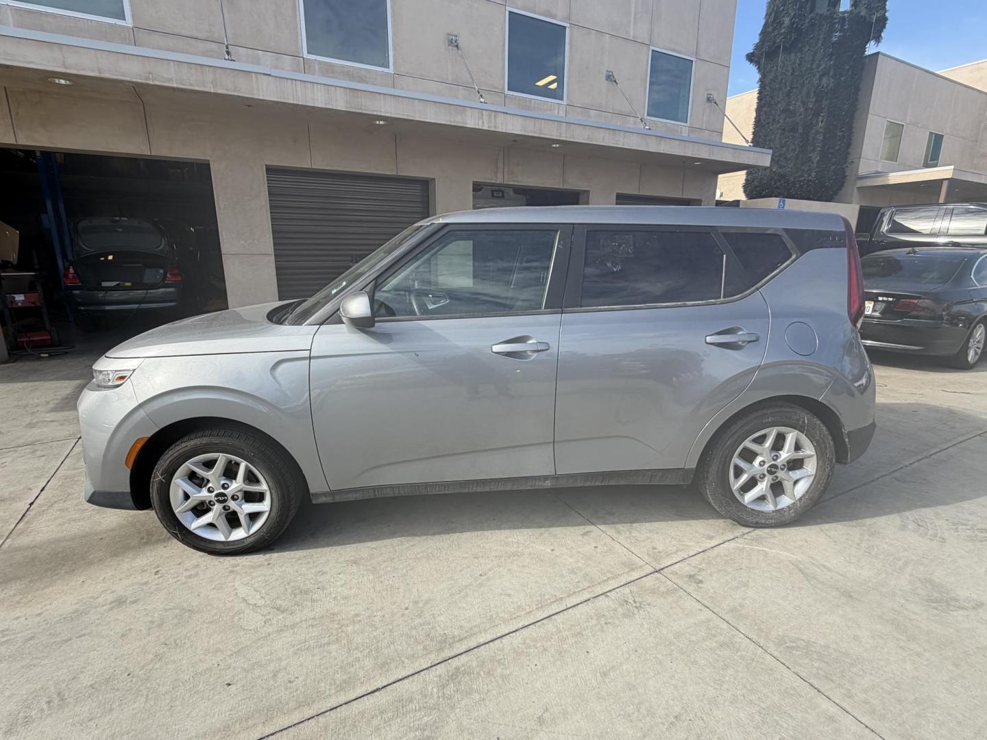 2022 Gray metallic /BLACK Kia Soul LX CVT (KNDJ23AUXN7) with an 2.0L L4 DOHC 16V engine, CVT transmission, located at 30 S. Berkeley Avenue, Pasadena, CA, 91107, (626) 248-7567, 34.145447, -118.109398 - Crown City Motors is a used “Buy Here Pay Here” car dealer in Pasadena CA. “Buy Here Pay Here” financing, means that when you purchase your vehicle from our dealership, that you make the payments to the dealership as well. We do not need the banks approval to get you approved for a used auto - Photo#1