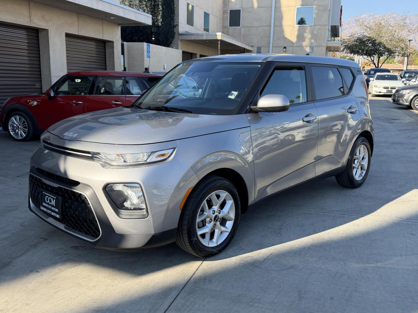 2022 Gray metallic /BLACK Kia Soul LX CVT (KNDJ23AUXN7) with an 2.0L L4 DOHC 16V engine, CVT transmission, located at 30 S. Berkeley Avenue, Pasadena, CA, 91107, (626) 248-7567, 34.145447, -118.109398 - Crown City Motors is a used “Buy Here Pay Here” car dealer in Pasadena CA. “Buy Here Pay Here” financing, means that when you purchase your vehicle from our dealership, that you make the payments to the dealership as well. We do not need the banks approval to get you approved for a used auto- Photo#3
