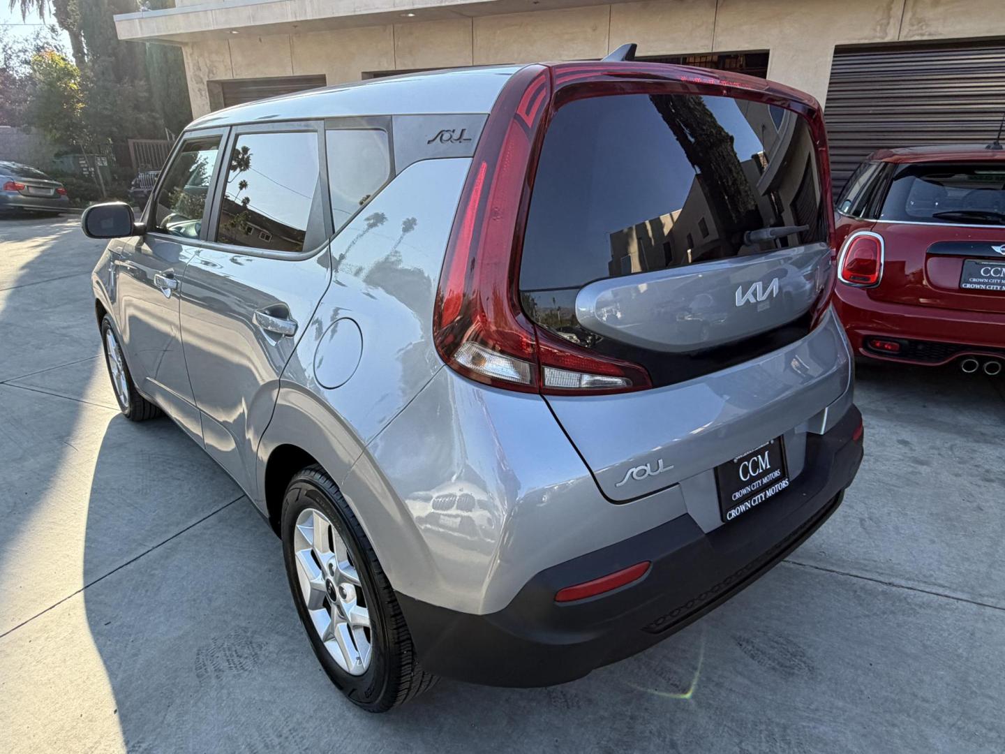 2022 Gray metallic /BLACK Kia Soul LX CVT (KNDJ23AUXN7) with an 2.0L L4 DOHC 16V engine, CVT transmission, located at 30 S. Berkeley Avenue, Pasadena, CA, 91107, (626) 248-7567, 34.145447, -118.109398 - Crown City Motors is a used “Buy Here Pay Here” car dealer in Pasadena CA. “Buy Here Pay Here” financing, means that when you purchase your vehicle from our dealership, that you make the payments to the dealership as well. We do not need the banks approval to get you approved for a used auto- Photo#6