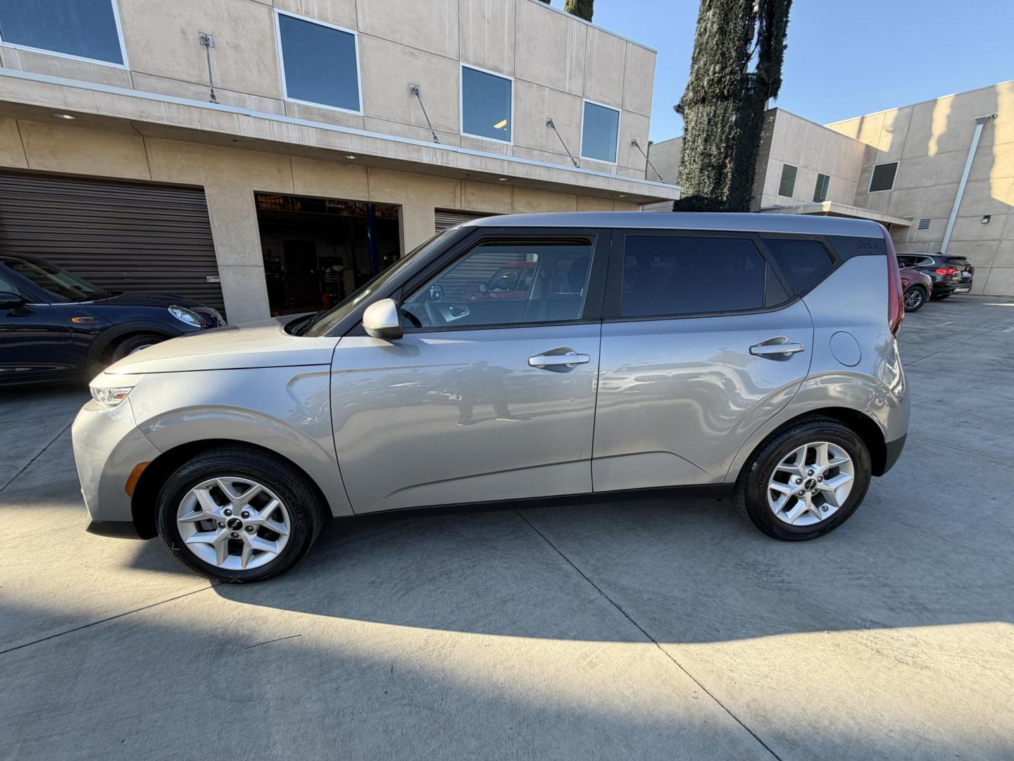2022 Gray metallic /BLACK Kia Soul LX CVT (KNDJ23AUXN7) with an 2.0L L4 DOHC 16V engine, CVT transmission, located at 30 S. Berkeley Avenue, Pasadena, CA, 91107, (626) 248-7567, 34.145447, -118.109398 - Crown City Motors is a used “Buy Here Pay Here” car dealer in Pasadena CA. “Buy Here Pay Here” financing, means that when you purchase your vehicle from our dealership, that you make the payments to the dealership as well. We do not need the banks approval to get you approved for a used auto- Photo#7
