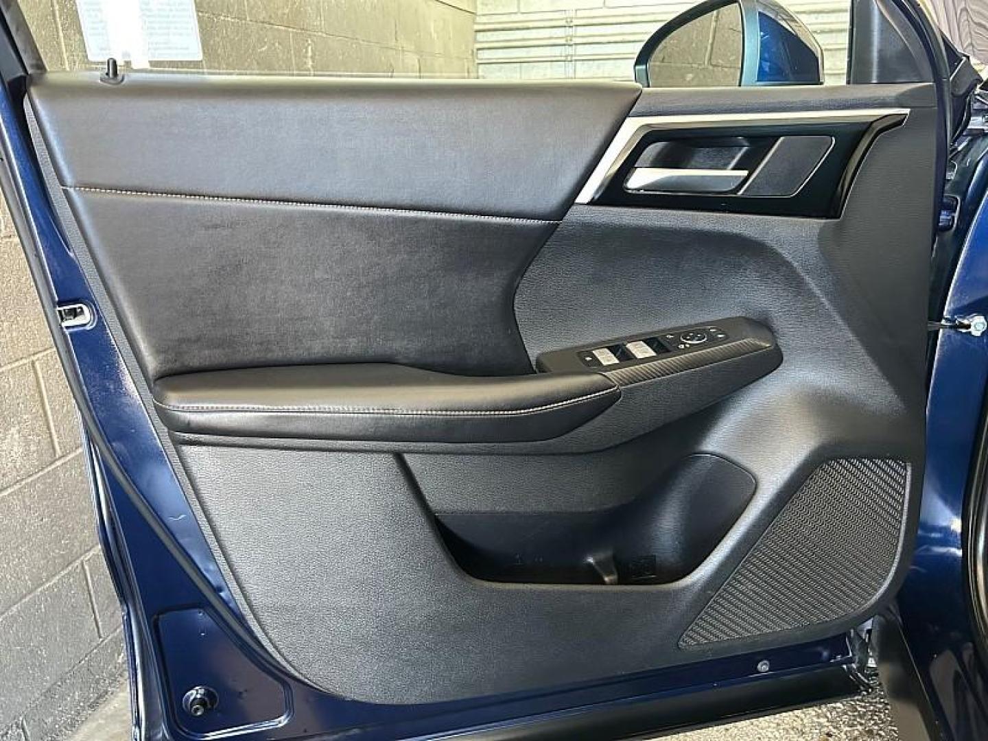 2022 BLUE Mitsubishi Outlander (JA4J3UA86NZ) with an 4-Cyl 2.5 Liter engine, Automatic CVT transmission, located at 412 Auto Vista Drive, Palmdale, 93551, (661) 945-0620, 34.592636, -118.136681 - Photo#16