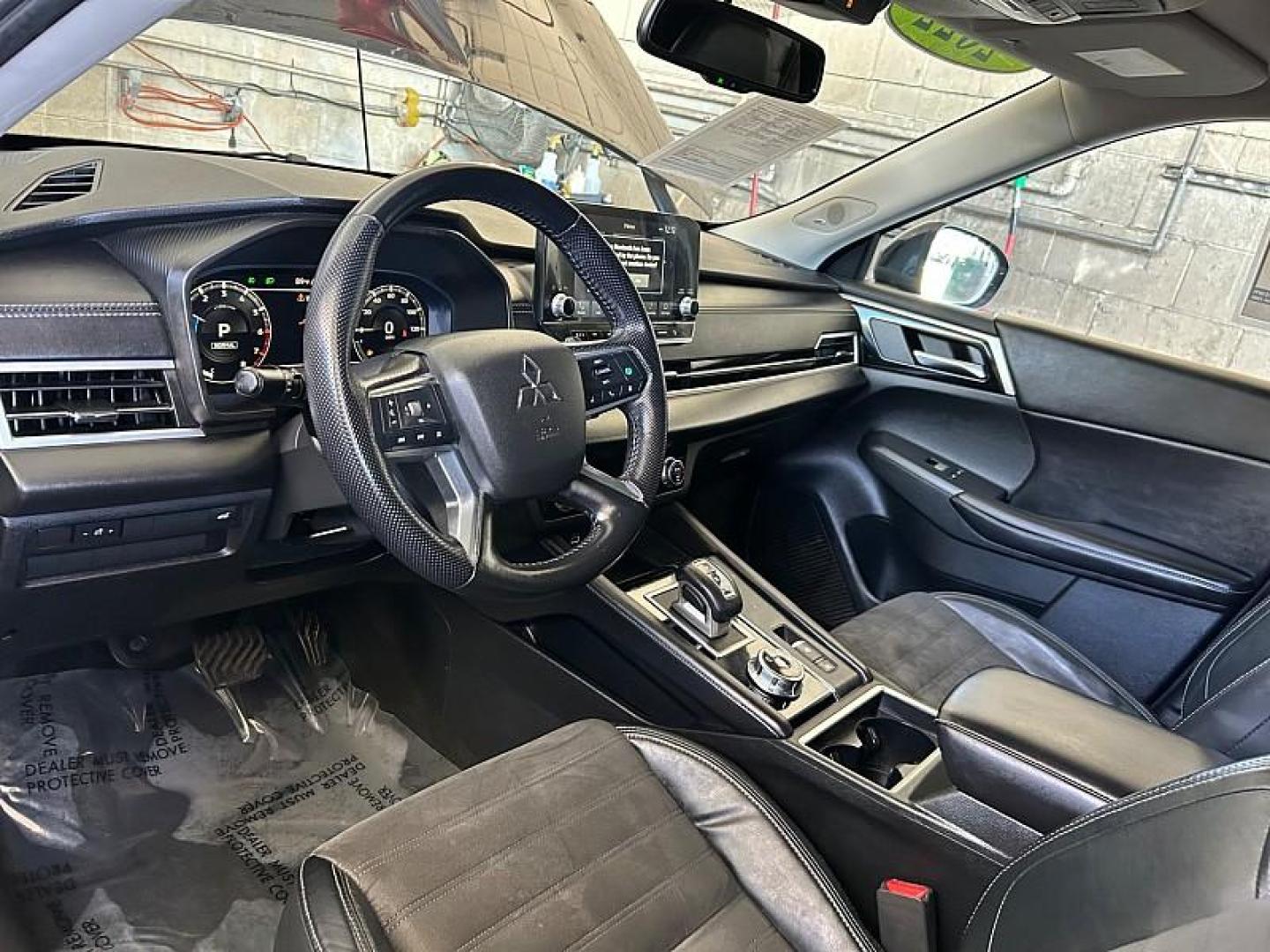 2022 BLUE Mitsubishi Outlander (JA4J3UA86NZ) with an 4-Cyl 2.5 Liter engine, Automatic CVT transmission, located at 412 Auto Vista Drive, Palmdale, 93551, (661) 945-0620, 34.592636, -118.136681 - Photo#17