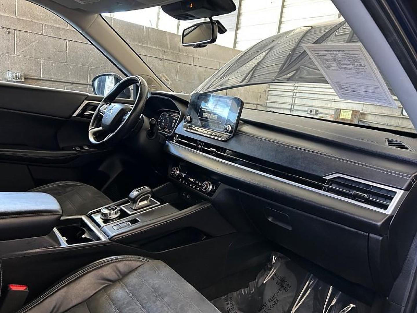 2022 BLUE Mitsubishi Outlander (JA4J3UA86NZ) with an 4-Cyl 2.5 Liter engine, Automatic CVT transmission, located at 412 Auto Vista Drive, Palmdale, 93551, (661) 945-0620, 34.592636, -118.136681 - Photo#25