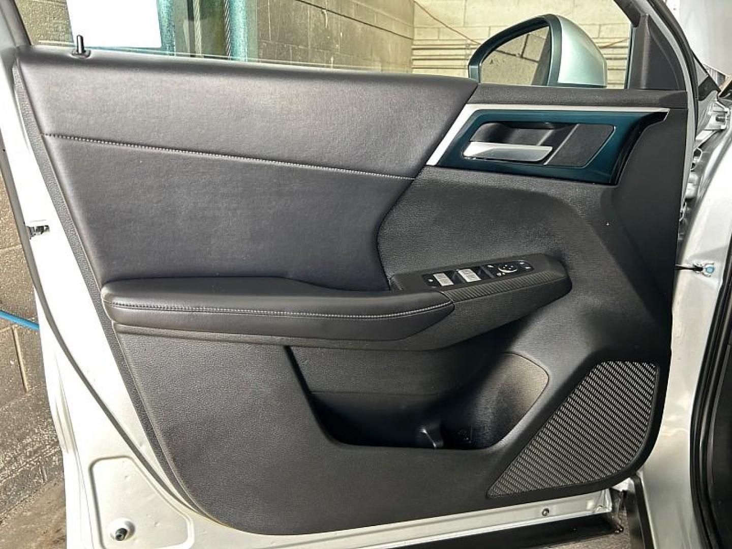 2022 SILVER Mitsubishi Outlander (JA4J3UA87NZ) with an 4-Cyl 2.5 Liter engine, Automatic CVT transmission, located at 412 Auto Vista Drive, Palmdale, 93551, (661) 945-0620, 34.592636, -118.136681 - Photo#0