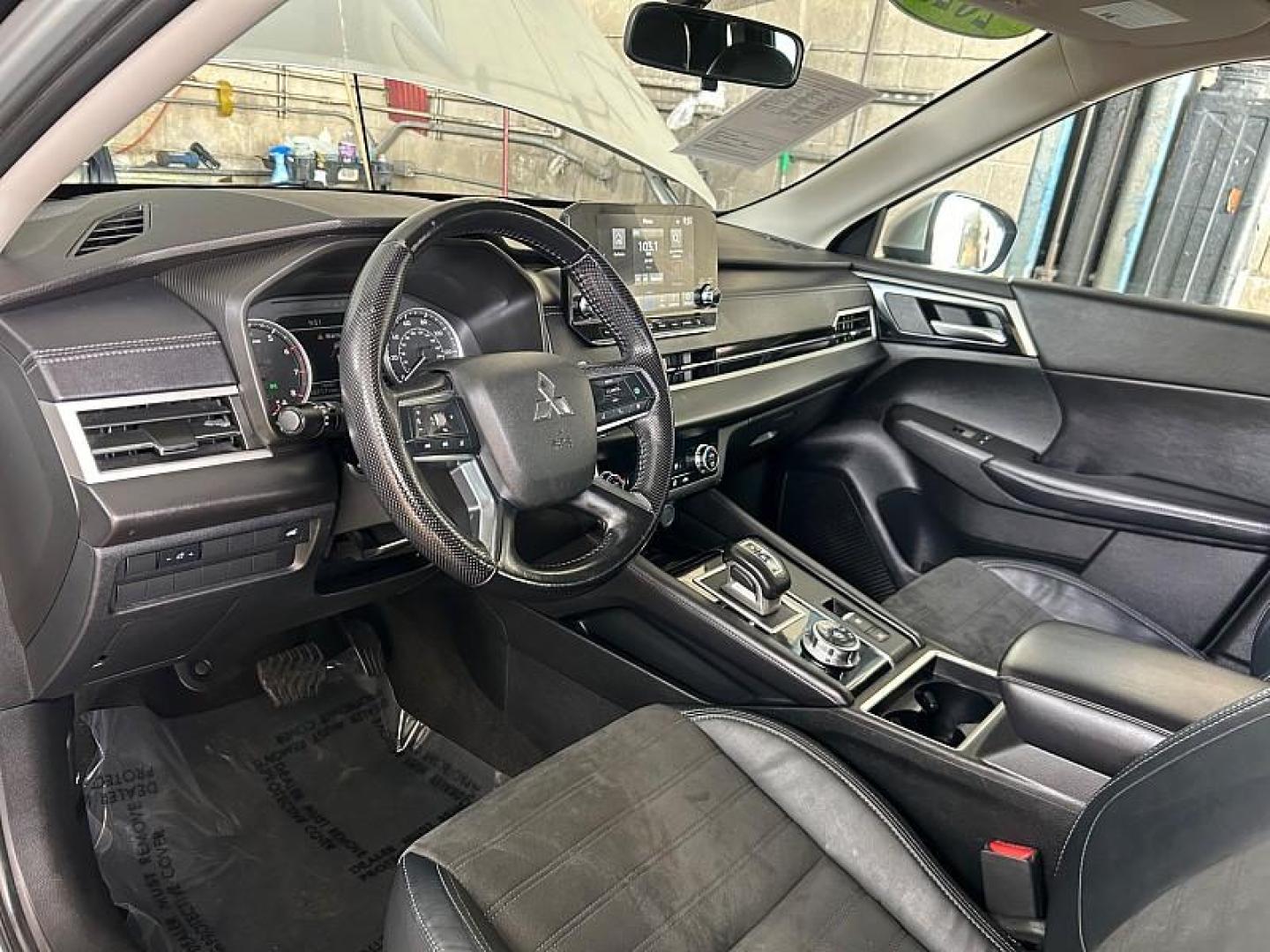 2022 SILVER Mitsubishi Outlander (JA4J3UA87NZ) with an 4-Cyl 2.5 Liter engine, Automatic CVT transmission, located at 412 Auto Vista Drive, Palmdale, 93551, (661) 945-0620, 34.592636, -118.136681 - Photo#1