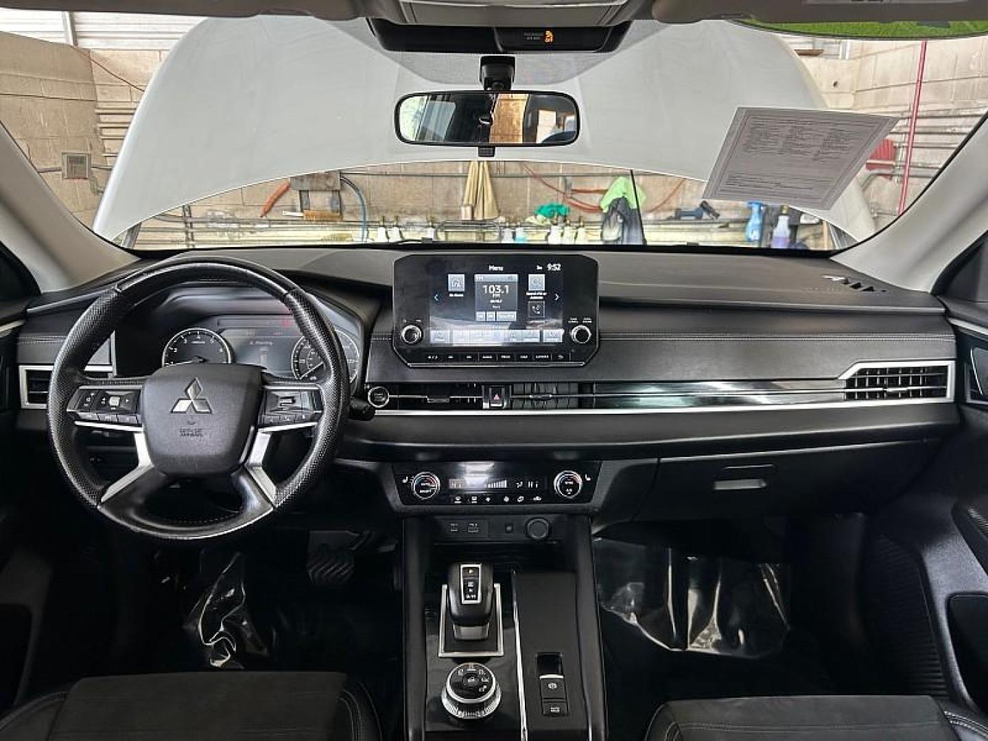 2022 SILVER Mitsubishi Outlander (JA4J3UA87NZ) with an 4-Cyl 2.5 Liter engine, Automatic CVT transmission, located at 412 Auto Vista Drive, Palmdale, 93551, (661) 945-0620, 34.592636, -118.136681 - Photo#3