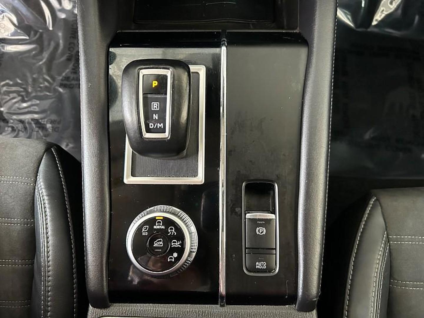 2022 SILVER Mitsubishi Outlander (JA4J3UA87NZ) with an 4-Cyl 2.5 Liter engine, Automatic CVT transmission, located at 412 Auto Vista Drive, Palmdale, 93551, (661) 945-0620, 34.592636, -118.136681 - Photo#4