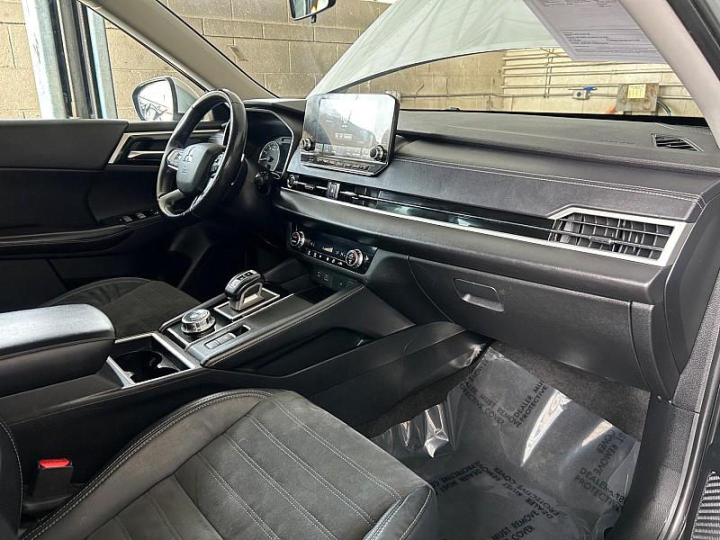 2022 SILVER Mitsubishi Outlander (JA4J3UA87NZ) with an 4-Cyl 2.5 Liter engine, Automatic CVT transmission, located at 412 Auto Vista Drive, Palmdale, 93551, (661) 945-0620, 34.592636, -118.136681 - Photo#11