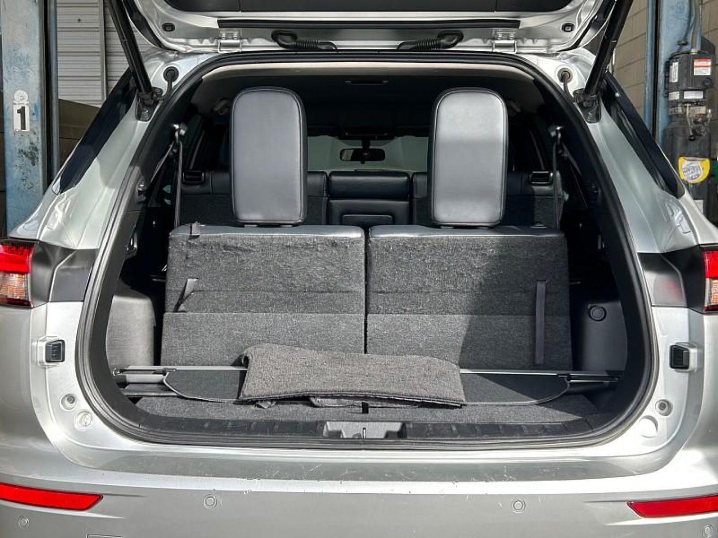 2022 SILVER Mitsubishi Outlander (JA4J3UA87NZ) with an 4-Cyl 2.5 Liter engine, Automatic CVT transmission, located at 412 Auto Vista Drive, Palmdale, 93551, (661) 945-0620, 34.592636, -118.136681 - Photo#13