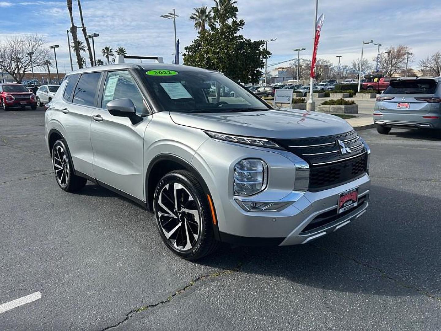 2022 SILVER Mitsubishi Outlander (JA4J3UA87NZ) with an 4-Cyl 2.5 Liter engine, Automatic CVT transmission, located at 412 Auto Vista Drive, Palmdale, 93551, (661) 945-0620, 34.592636, -118.136681 - Photo#14