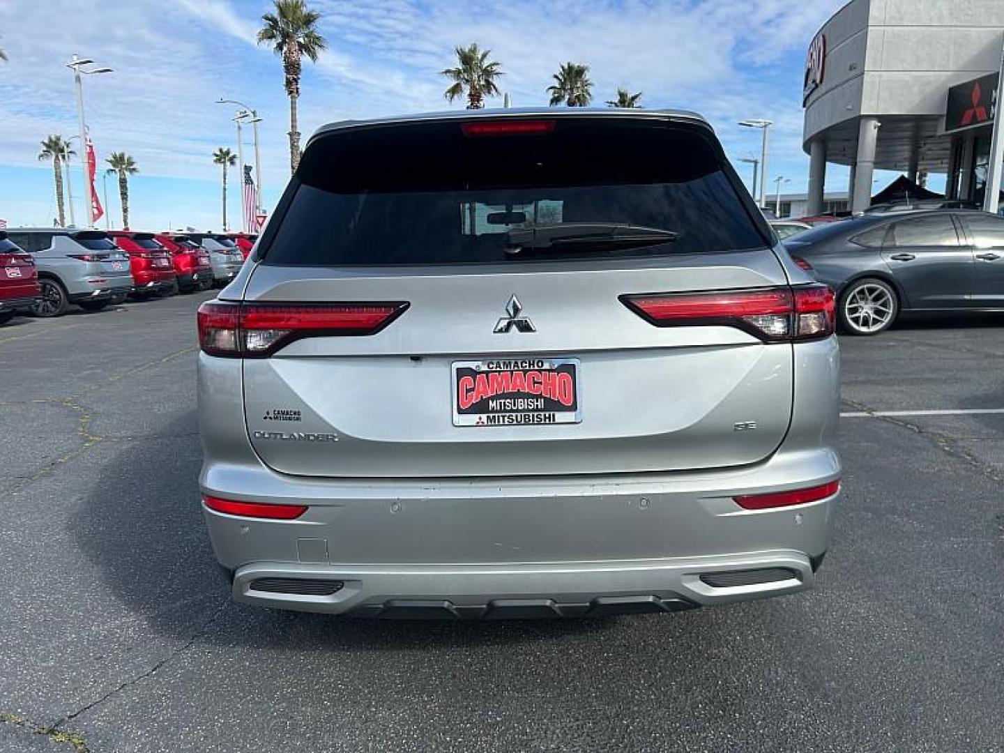 2022 SILVER Mitsubishi Outlander (JA4J3UA87NZ) with an 4-Cyl 2.5 Liter engine, Automatic CVT transmission, located at 412 Auto Vista Drive, Palmdale, 93551, (661) 945-0620, 34.592636, -118.136681 - Photo#18